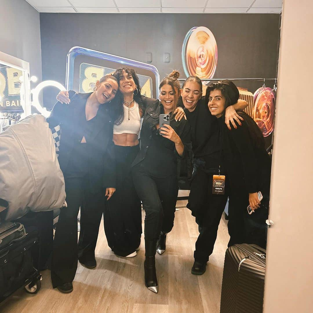 Chiquinquira Delgadoさんのインスタグラム写真 - (Chiquinquira DelgadoInstagram)「Meses de dias laaargos de trabajo, entre grabaciones, ensayos, pruebas de vestuario, viajes y este team de #superwomen que me han acompañado a cada paso del camino, entre risas, cuentos, musica, juguitos verdes, maletas, trenes, lentejuelas, café y más café, tequeños light y sesiones de terapia 😅ellas han hecho del trabajo una verdadera fiesta! Infinitas graciasss, las adoro ♥️ @gabyrougestyle @carmenlira @bbellabymillie @andrearojast_ @aylamorales   #teamwork  #behindthescenes🎬  #womeninspiringwomen」11月29日 6時30分 - chiqui_delgado