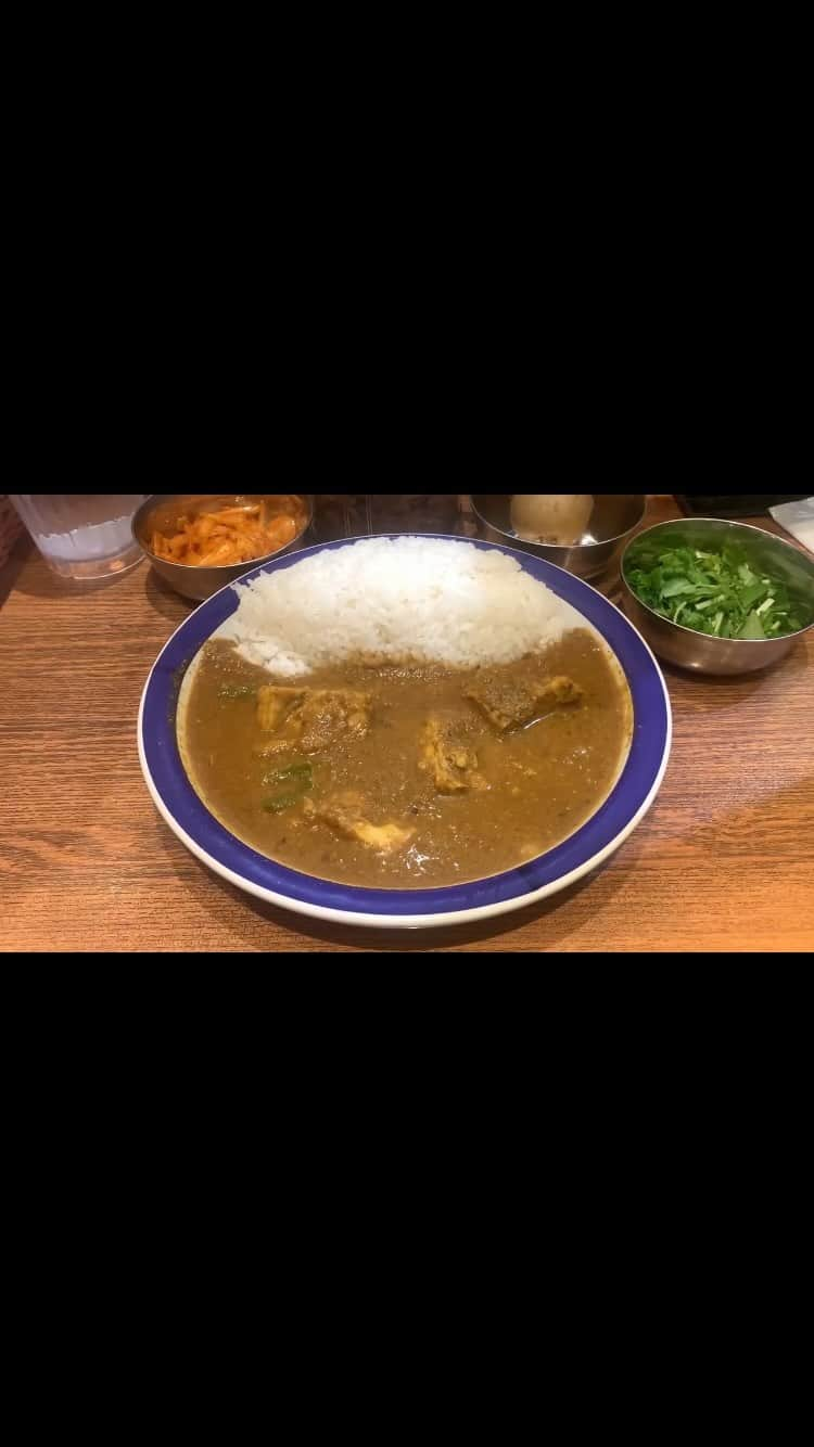 たけるのインスタグラム：「月曜日、羽田行く前にエチオピア🍛・ ・ 秋葉原駅前アトレでも食べられるなんて🤩・ ・ 小麦粉不使用、野菜由来のトロミがとってもスッキリ。大ぶりの鶏肉とたまに出会うピーマンがシンプルでウマー‼️・ ・ 辛さは0〜70倍まで選べるのが素敵🤤・ ・ ジャガイモも付いてくるのも素敵🤤🤤・ ・ ライブで疲れた身体がソッコーととのいました🙌・ ・ ・ #エチオピアカレー #辛さ何倍にしたかは秘密 #ランチタイムサービスでマンゴープリン付いてた #カレー #TAKERU #たける #ボイジャー #ウルトラマン #エントリーサービスプロモーション」