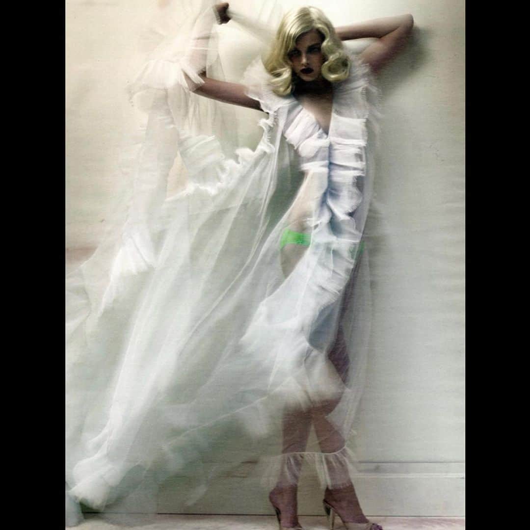 アレクシマビーユのインスタグラム：「Cloud Dress @alexismabille shot by @craigmcdeanstudio #styled @alexwhiteedits for @wmag #model @suviriggs #alexismabillehautecouture #organza #transparency #inmovement #clouddress .」