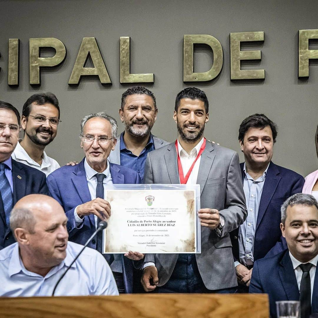 ルイス・アルベルト・スアレスさんのインスタグラム写真 - (ルイス・アルベルト・スアレスInstagram)「Qué ORGULLO recibir los reconocimientos de "Cidadão de Porto Alegre" y "Medalha do Mérito Farroupilha" 🙌🏼  Agradezco a todos los que lo hicieron posible, quedará por siempre guardado en mi corazón.  Un HONOR ser un "GAUCHO MAIS"!   Muito obrigado 💙」11月29日 6時55分 - luissuarez9