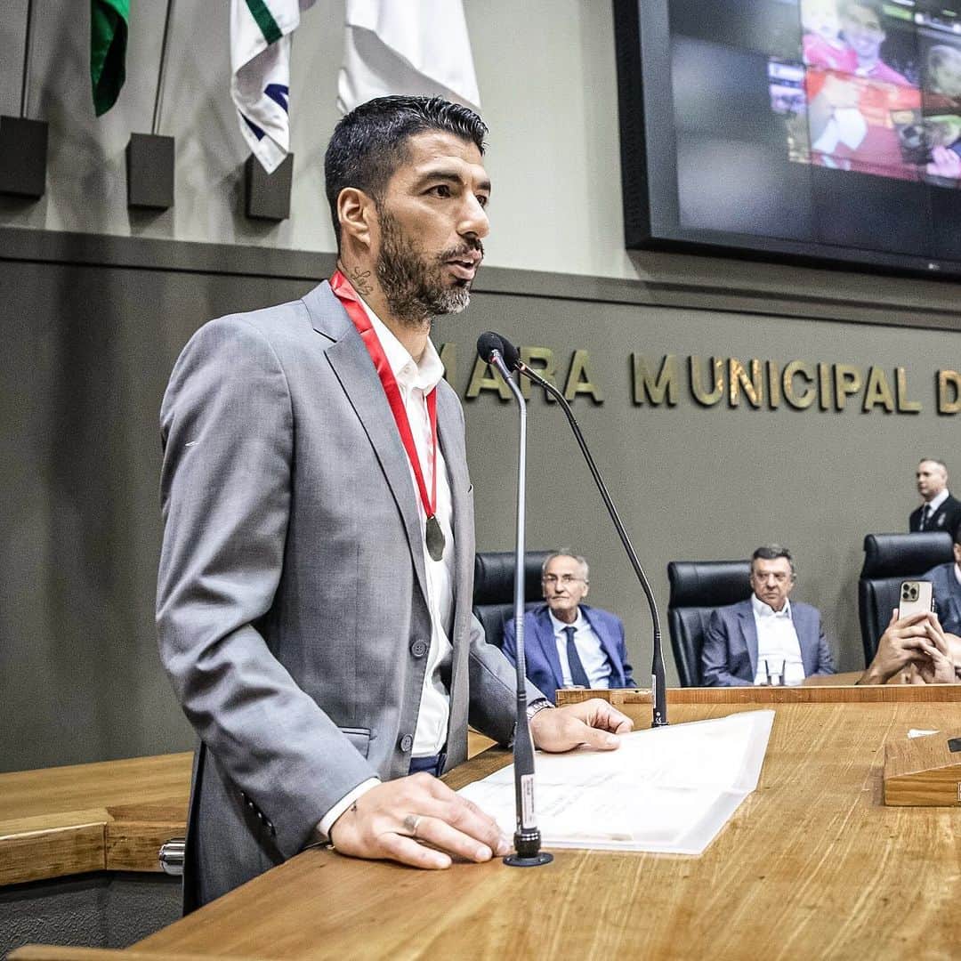 ルイス・アルベルト・スアレスのインスタグラム：「Qué ORGULLO recibir los reconocimientos de "Cidadão de Porto Alegre" y "Medalha do Mérito Farroupilha" 🙌🏼  Agradezco a todos los que lo hicieron posible, quedará por siempre guardado en mi corazón.  Un HONOR ser un "GAUCHO MAIS"!   Muito obrigado 💙」