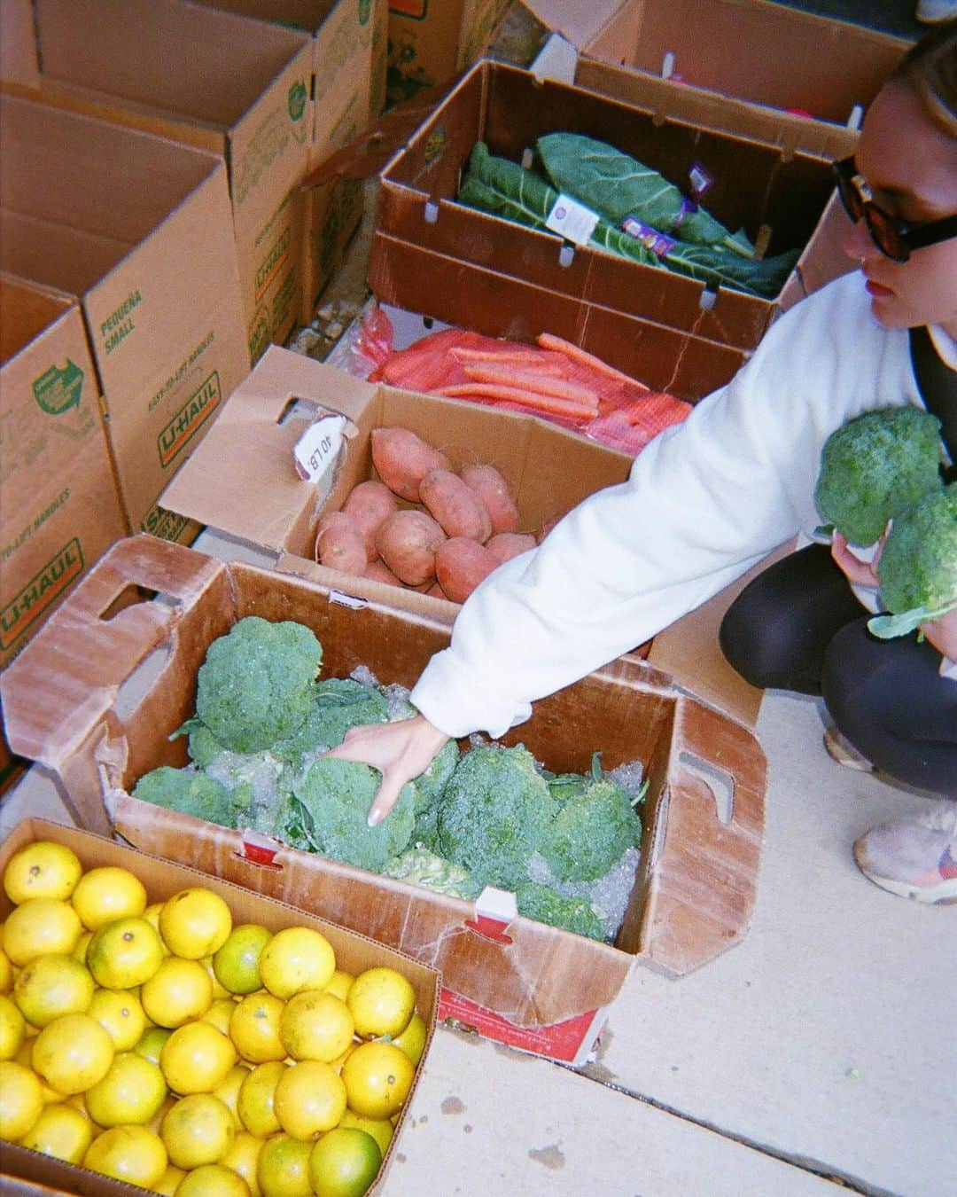 Urban Outfittersさんのインスタグラム写真 - (Urban OutfittersInstagram)「For three years, UO has proudly supported the @MamaTeeFridge Community Project, whose mission is to combat food insecurity in our local Philadelphia community through mutual aid efforts. Our teams met up at their pop-up grocery store to fill up boxes of fresh food and deliver them to 18 Mama Tee community fridges across the city. 💛 Head to the link in bio to learn how you can volunteer this Giving Tuesday, and all year long!」11月29日 7時04分 - urbanoutfitters