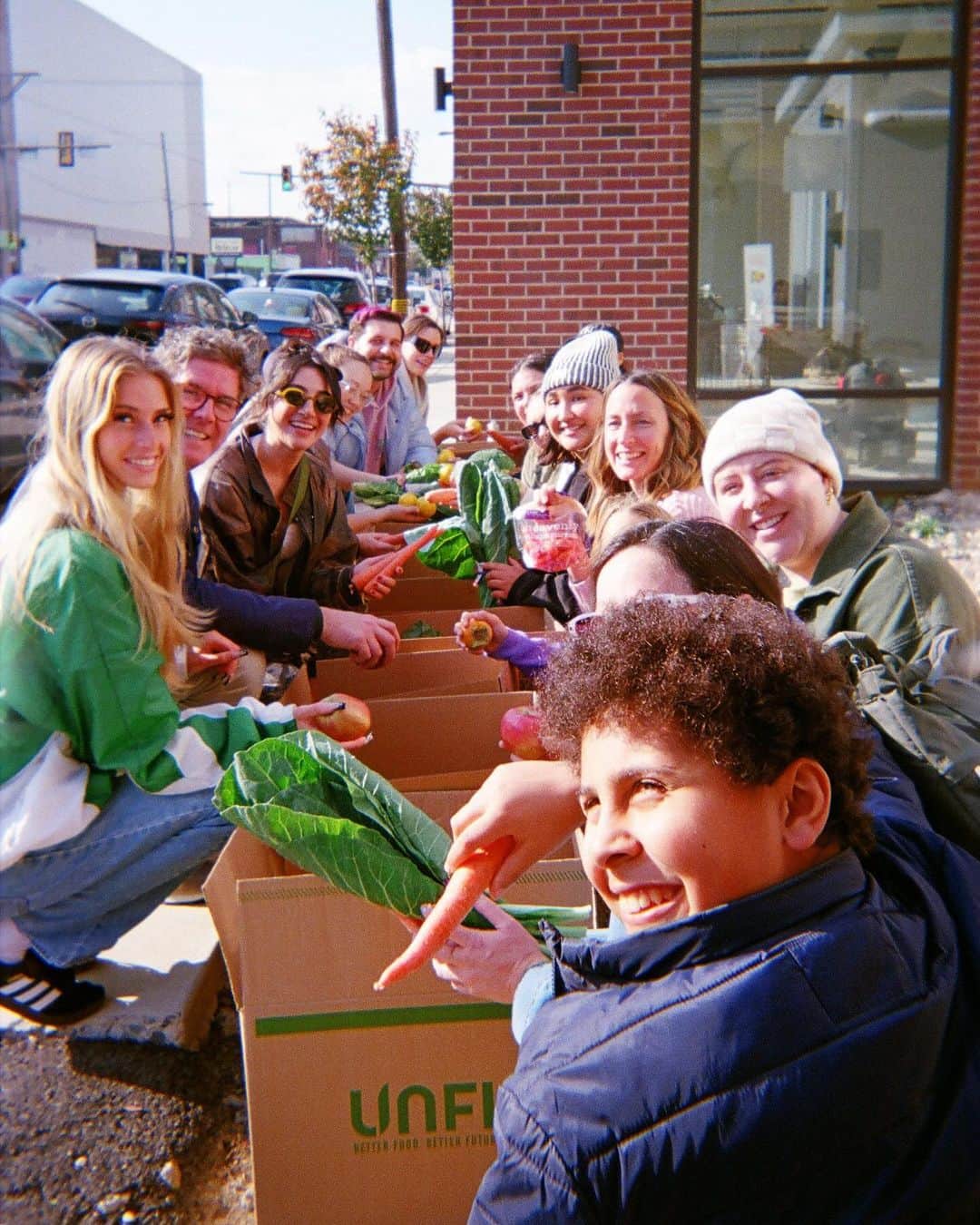 Urban Outfittersさんのインスタグラム写真 - (Urban OutfittersInstagram)「For three years, UO has proudly supported the @MamaTeeFridge Community Project, whose mission is to combat food insecurity in our local Philadelphia community through mutual aid efforts. Our teams met up at their pop-up grocery store to fill up boxes of fresh food and deliver them to 18 Mama Tee community fridges across the city. 💛 Head to the link in bio to learn how you can volunteer this Giving Tuesday, and all year long!」11月29日 7時04分 - urbanoutfitters