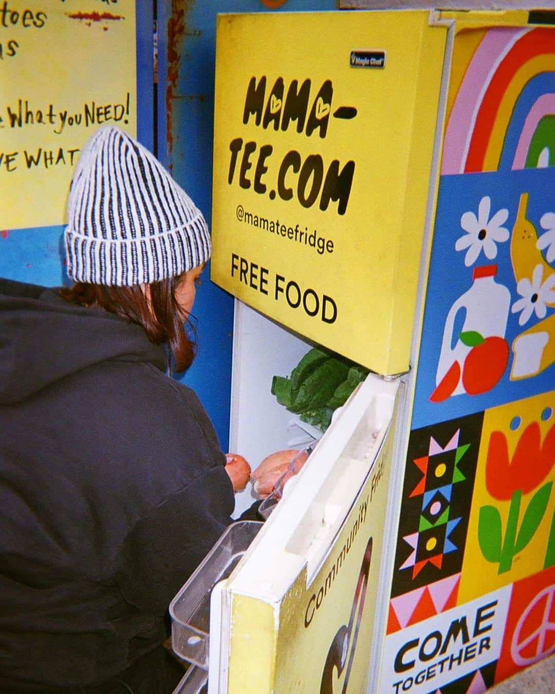 Urban Outfittersのインスタグラム：「For three years, UO has proudly supported the @MamaTeeFridge Community Project, whose mission is to combat food insecurity in our local Philadelphia community through mutual aid efforts. Our teams met up at their pop-up grocery store to fill up boxes of fresh food and deliver them to 18 Mama Tee community fridges across the city. 💛 Head to the link in bio to learn how you can volunteer this Giving Tuesday, and all year long!」