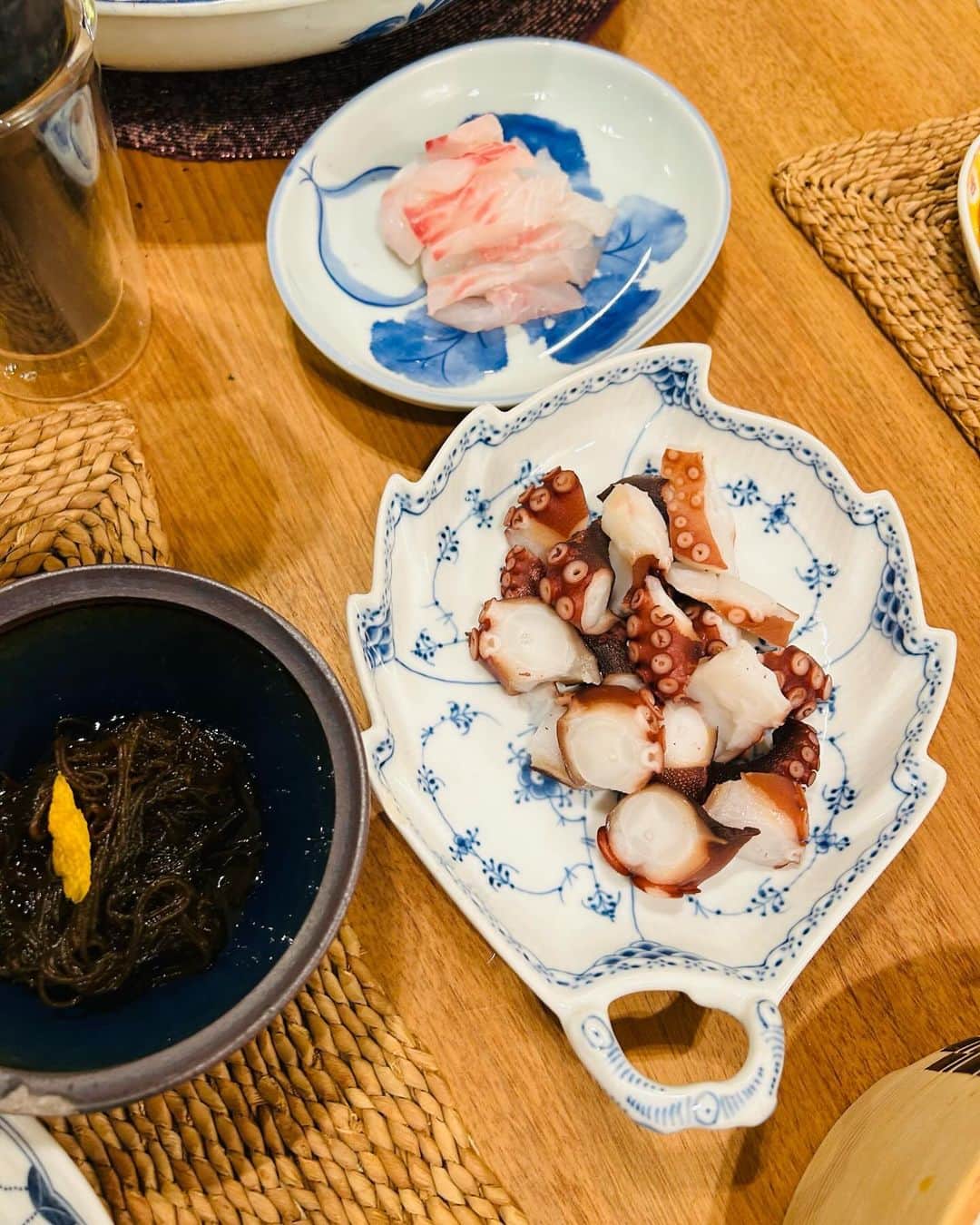 安藤優子さんのインスタグラム写真 - (安藤優子Instagram)「手巻きでナイト❣️  みなさん！お早うございます。  昨晩は、軽井沢で毎日美味しいフレンチをいただいていたので、ぐっと和食に。  ということで、手巻き寿司。  サクッとワンダーランドに行って、魚介を買い出し。  「アンドーの今もずっと好きなもの」の無事出版を祝って、スタッフとプチ祝い（笑）  ごちそうさまでした！  「アンドーの今もずっと好きなもの。」について、たくさんのコメントをいただき、感激しています。  今後はサイン会など、みなさまに直接お会いする機会も調整中です。  どうぞよろしくお願いいたします！  さっ本日から仕事に戻ります（笑）  まずは朝風呂からの朝ンポでーす。  東京は昨日に比べるとぐぐっと冷え込んでいます。  みなさんもこの気温の差にくれぐれもお気をつけくださいませ！  #アンドーの今もずっと好きなもの  #手巻き寿司   #フレンチブルドッグ  #安藤優子」11月29日 6時58分 - yukoando0203