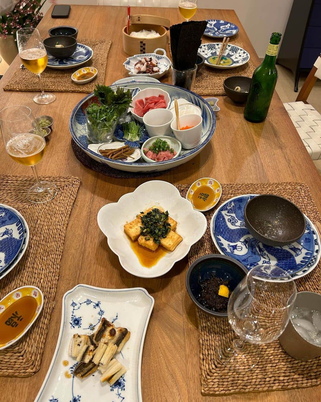 安藤優子さんのインスタグラム写真 - (安藤優子Instagram)「手巻きでナイト❣️  みなさん！お早うございます。  昨晩は、軽井沢で毎日美味しいフレンチをいただいていたので、ぐっと和食に。  ということで、手巻き寿司。  サクッとワンダーランドに行って、魚介を買い出し。  「アンドーの今もずっと好きなもの」の無事出版を祝って、スタッフとプチ祝い（笑）  ごちそうさまでした！  「アンドーの今もずっと好きなもの。」について、たくさんのコメントをいただき、感激しています。  今後はサイン会など、みなさまに直接お会いする機会も調整中です。  どうぞよろしくお願いいたします！  さっ本日から仕事に戻ります（笑）  まずは朝風呂からの朝ンポでーす。  東京は昨日に比べるとぐぐっと冷え込んでいます。  みなさんもこの気温の差にくれぐれもお気をつけくださいませ！  #アンドーの今もずっと好きなもの  #手巻き寿司   #フレンチブルドッグ  #安藤優子」11月29日 6時58分 - yukoando0203