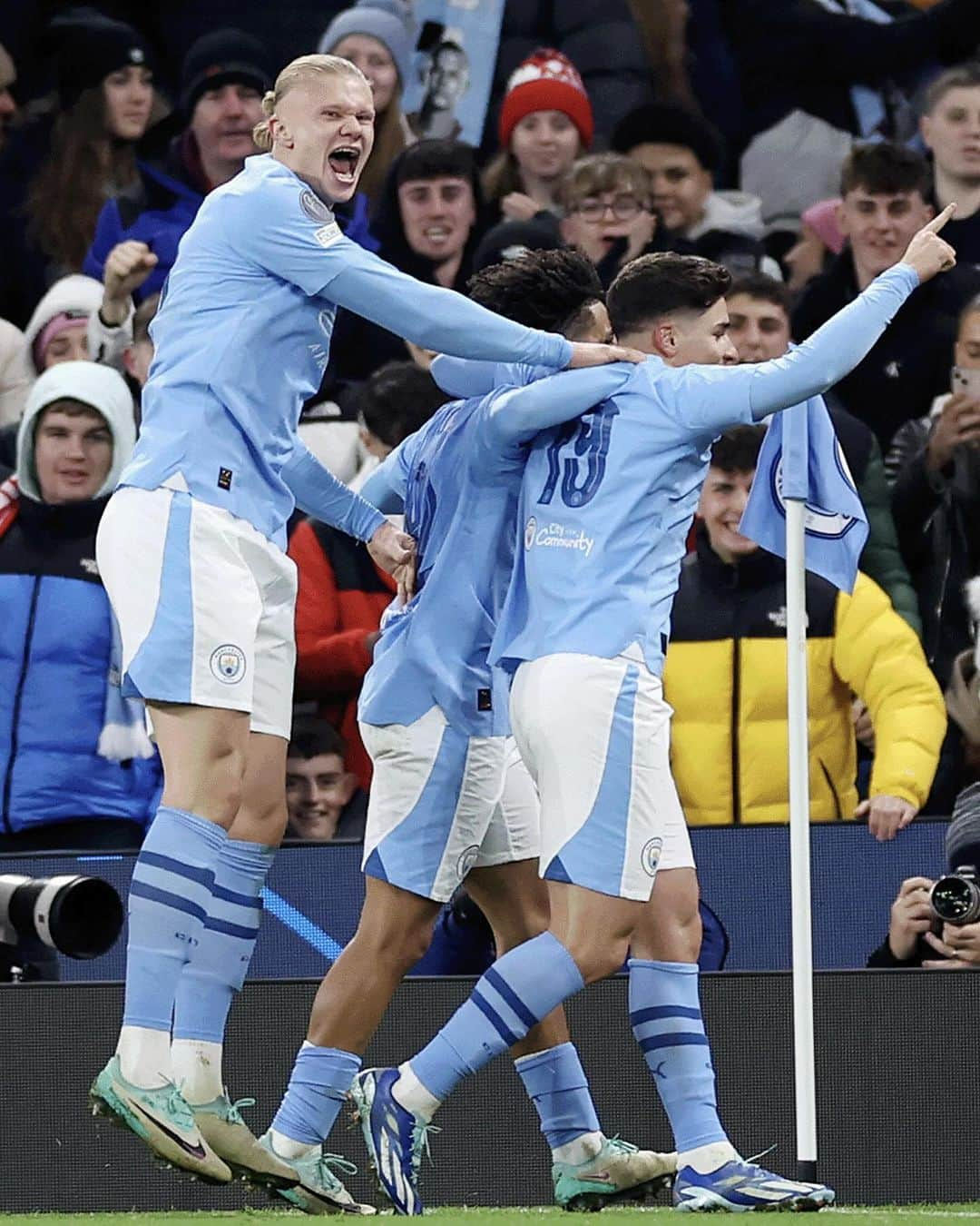 プレミアリーグのインスタグラム：「Man City come from 2-0 down to take victory and secure top spot 🔝  Newcastle are made to settle for a draw in Paris 🤝」