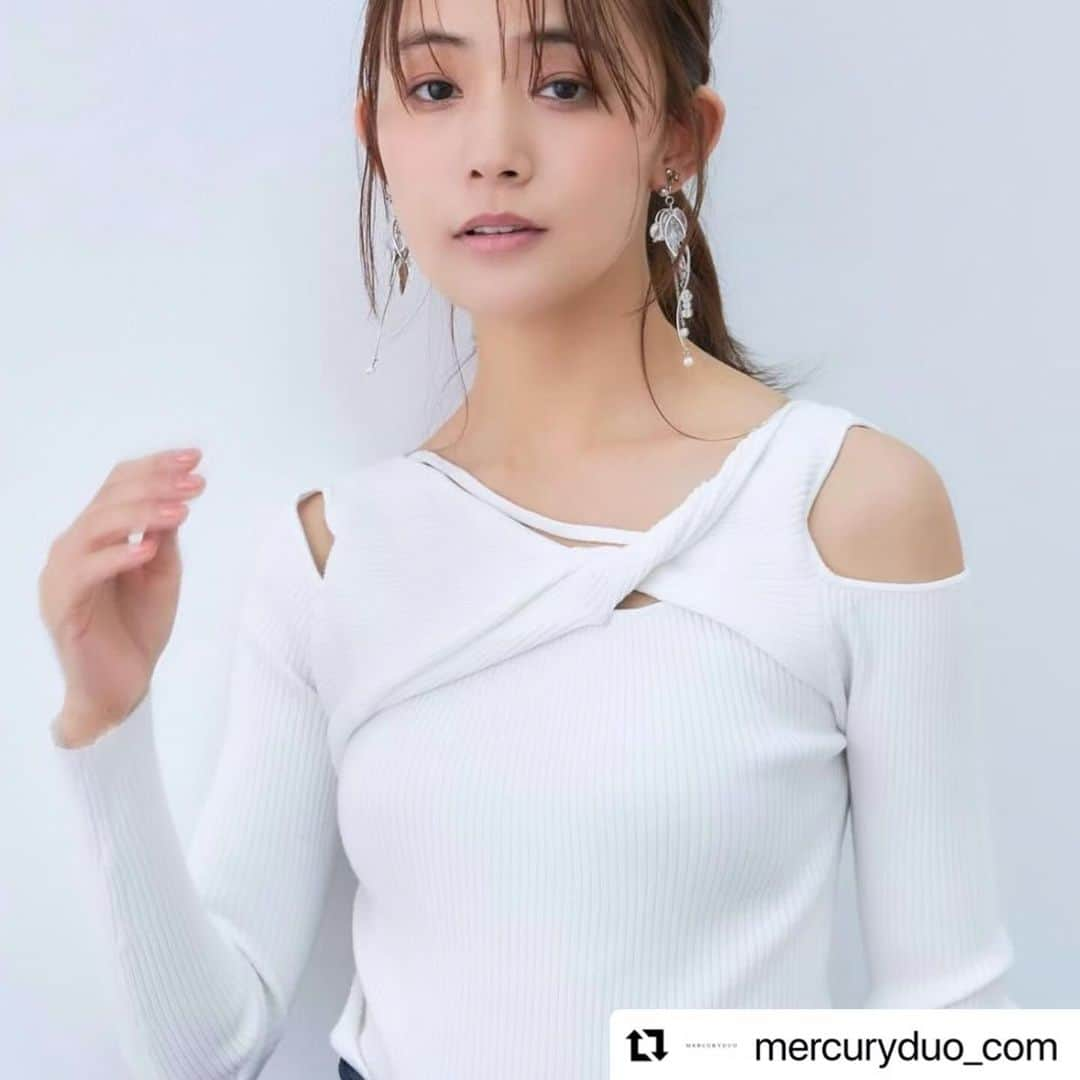 株式会社ニュートラルマネジメントのインスタグラム：「#Repost @mercuryduo_com with @use.repost ・・・ 《 HOTITEM 》 ⁡ ／ 　トレンドを抑えたデザインニット 　スタイリングを華やかにしつつ 　ボトムは選ばず着回し抜群✔︎ ＼　 ︎ ⁡ #アシメツイストニットプルオーバー color:off-white/mintgreen/navy size:F ⁡ ⁡ ⁡ ⁡ アイテム詳細は投稿の商品タグ、 または @mercuryduo_comの トップURLからCHECK！ ⁡ ⁡ ⁡ ※人気アイテムは数に限りがありますのでお早めに ⁡ ⁡ ＿＿＿＿＿＿＿＿＿＿＿＿＿＿ ㅤ ⁡ 人気スタッフのコーディネートはこちら ▶︎ @mercuryduo_styling  ⁡ #MERCURYDUO #マーキュリーデュオ #公式通販runwaychannel ⁡ ＿＿＿＿＿＿＿＿＿＿＿＿＿＿ ㅤ #冬コーデ#冬服コーデ#チェスターコート #きれいめコーデ#olコーデ#肌見せコーデ  #デートコーデ#クリスマスコーデ#ロングコート #オフィスカジュアルコーデ#大人カジュアルコーデ #安田さき #nmtinc #モデル」