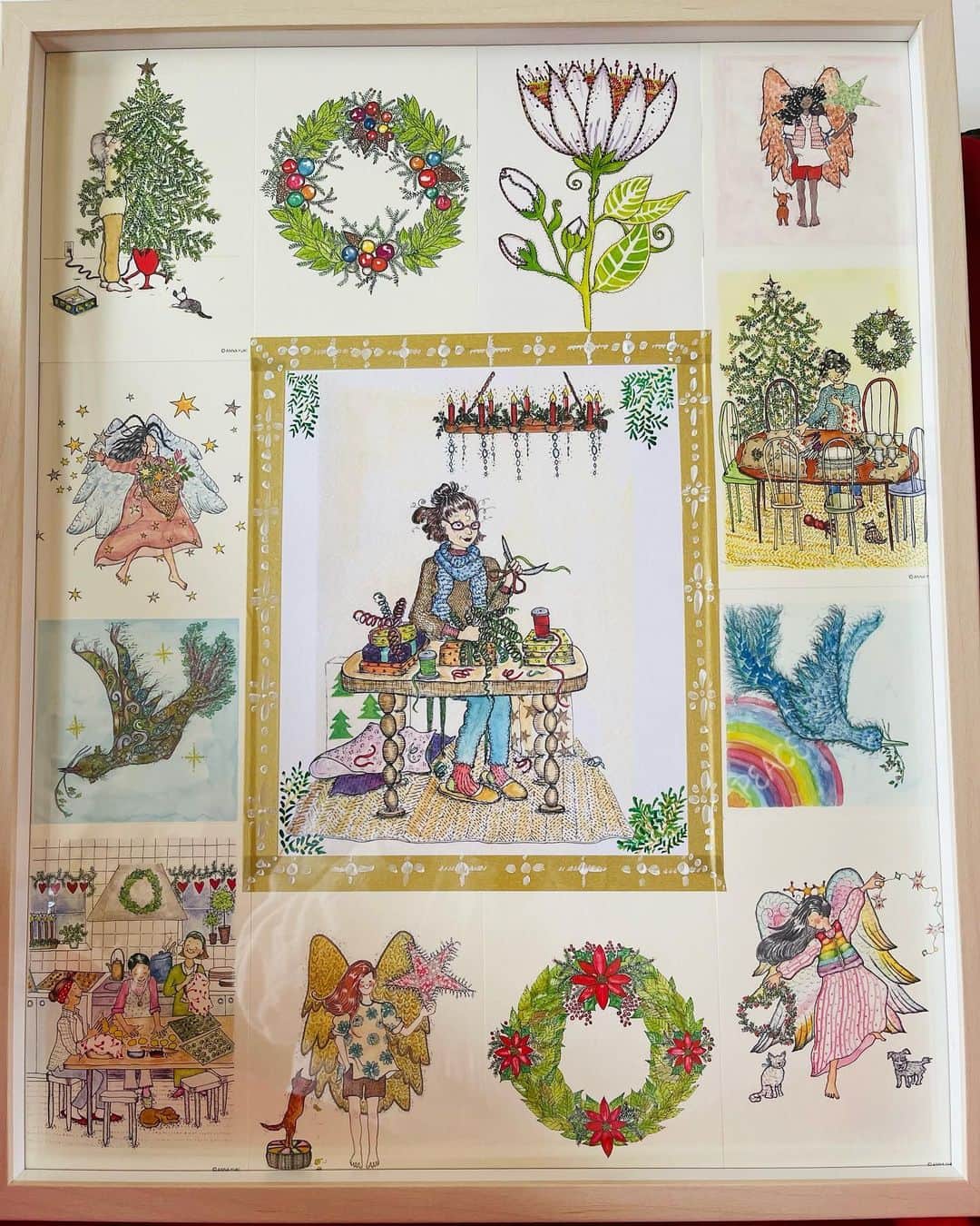 結城アンナのインスタグラム：「🎄ポストカードでムードボードコラージュ☺️ここでは自分が描いたカードを使いましたが、人様から送られて来たカードや年賀状で作るのも可愛いと思います😍コルクのボード&画鋲📌でムードボードも🥰 🎄Mood board collage using post cards✨  #diy #moodboard #手作り #ムードボード #ポストカード #postcard #postcards #xmas #クリスマス#ayukihouse_illustration」