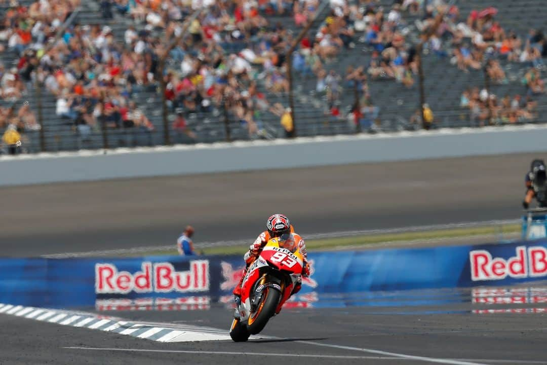 レプソル・ホンダさんのインスタグラム写真 - (レプソル・ホンダInstagram)「Win 04 🏆  US President @marcmarquez93 made it a hat trick in the US of A as he ran away with the Indianapolis GP. 188 points after the race with his teammate just 21 behind, 2013 was looking like it would go down to the wire 👀  #LookingBackOnMM93 🐜」11月29日 7時06分 - hrc_motogp