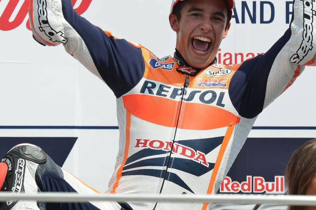 レプソル・ホンダさんのインスタグラム写真 - (レプソル・ホンダInstagram)「Win 04 🏆  US President @marcmarquez93 made it a hat trick in the US of A as he ran away with the Indianapolis GP. 188 points after the race with his teammate just 21 behind, 2013 was looking like it would go down to the wire 👀  #LookingBackOnMM93 🐜」11月29日 7時06分 - hrc_motogp