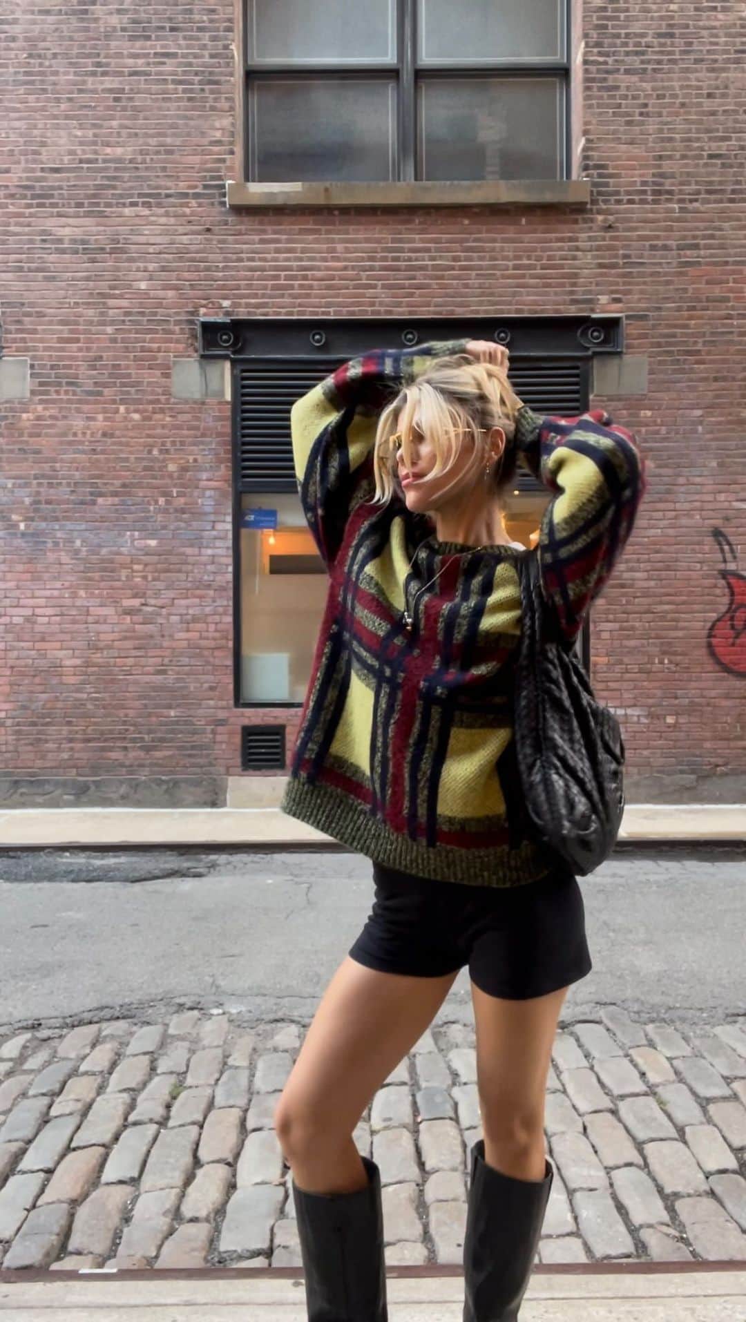 シンシア ローリーのインスタグラム：「I’ve been in love 🎶 … with this sweater」