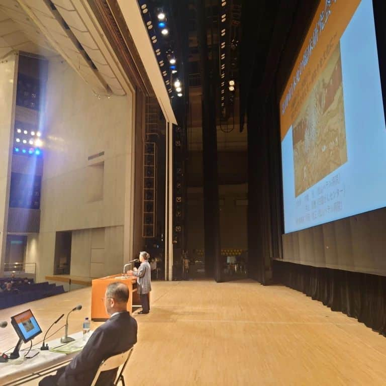 夏井いつきのインスタグラム：「【「死の臨床学会」にて講演】　　 愛媛県民文化会館にて、終末医療に携わる皆さんへ、  是非俳句を活用して下さい、という講演を。  この講演にて、何を話せばよいのか、自問自答した日々の中で、新しい提案が、自分の中でカタチになってきました。  いずれまた皆さんへお話しできる機会もあろうかと。  活動の日々は、続きます♪」