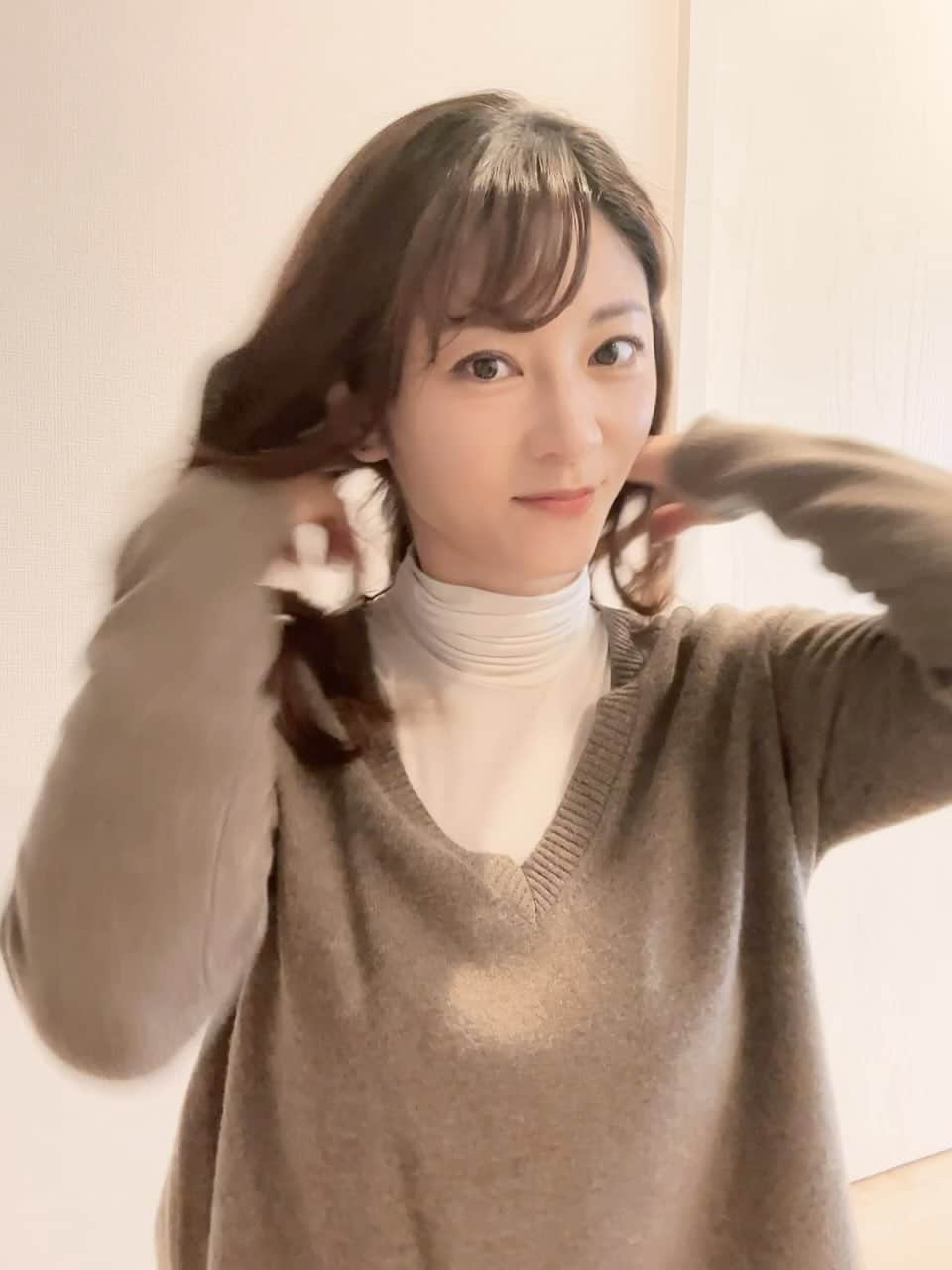 原史奈のインスタグラム：「寒くなってくると何故か髪を巻きたくなる🌀 私は地毛がどストレートだから大きめのカールが好きだけど 32ミリくらいの方がもちがいい #ヘアアレンジ #巻き髪 #原史奈  #ゴルフ #ゴルフレッスン #ゴルフ練習 #ゴルフ女子 #ゴルフ大好き #golf #ゴルフウエア #ゴルフコーデ #ゴルフグッズ #ゴルフ動画 #ping #g410 #callaway #paradym #paradymmaxfast #even #archivio #アルチビオ #resurrection #eyevol #cuartounited #instagolf」