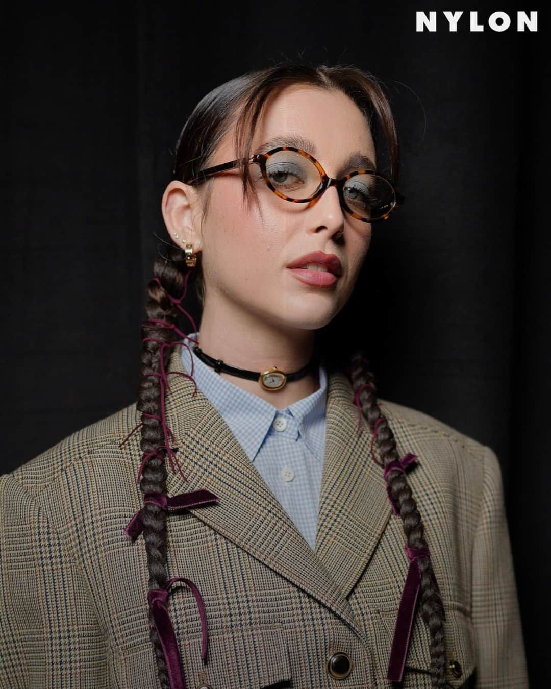 Nylon Magazineさんのインスタグラム写真 - (Nylon MagazineInstagram)「Geek chic is back. From Bella Hadid to Emma Chamberlain, head to the link in bio to see how our favorite fashion It Girls are channeling their inner librarian this season. [Getty]」11月29日 7時25分 - nylonmag