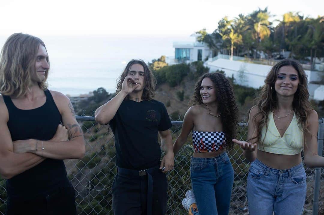 マディソン・ペティスのインスタグラム：「Deltopia the movie out now 🎬 it was released during the strike so I couldn’t talk about it, but I’m so happy to share some BTS now 🍾 We had a timeee filming 🥳 You can rent it now on Amazon, Apple etc 🍄💊 🪩🍻」