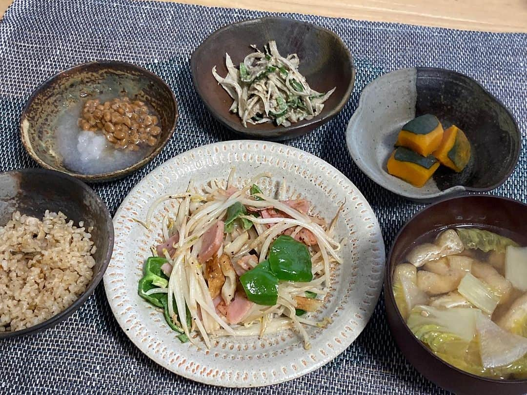 柳家さん生のインスタグラム：「11/29長屋の朝ご飯 ハムもやしマヨ炒め かぼちゃうま煮 ごぼうピーマン胡麻マヨサラダ おろし納豆 味噌汁(大根、油揚げ、白菜) 鳥ごぼう玄米ご飯🍚」