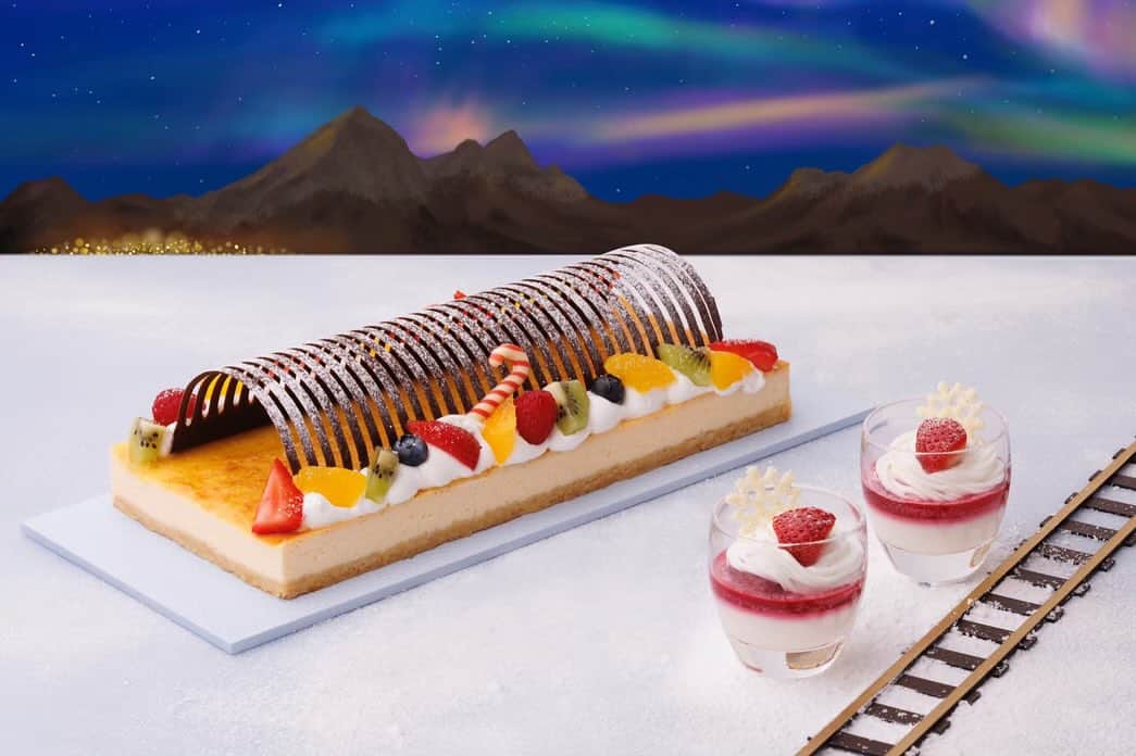 ヒルトン東京ベイ Hilton Tokyo Bayのインスタグラム：「土日祝日限定で開催中！デザートビュッフェ「Christmas Train(クリスマストレイン)」🚂  毎冬ホテルのロビーに展示している「ヒルトン東京ベイ・クリスマス・トレイン」のジオラマからインスパイアされたデザートビュッフェ「クリスマストレイン」は、12月24日(日)まで土日祝日限定で開催しています⭐️  今回はオーロラエリアに並ぶデザート2品をご紹介します❄️  「雪山のトンネル　柚子ベイクドチーズケーキ」(写真左) 雪山の中に広がるサンタクロースの町へと続くトンネルをイメージして作った濃厚なベイクドチーズです🎅チーズケーキの表面にさわやかで香り高く、まろやかな風味が特徴の木頭柚子のペーストを塗り、生クリームと4種類のフルーツ(苺、みかん、キウイ、ブルーベリー)を飾りました🥝  「クリームチーズの雪山苺パフェ」(写真右) クリームチーズを使用した濃厚なパンナコッタに甘酸っぱいラズベリーソースをかけ、さらに雪山に見立てたレアチーズクリームをトップに絞りました🏔️フレッシュな苺の酸味とチーズのコクが調和したグラスデザートです🍓  トレインとともに、クリスマスのヨーロッパを旅する気分をお楽しみいただける空間で、苺や柚子を使ったデザートや、クリスマスの雰囲気を盛り込んだセイボリーなど約35種類のメニューをご堪能ください✨  満席のお時間もございますので、ご予約はお早めにお願いいたします🙇  ご予約・詳細はプロフィールから公式ホームページへ🔜 @hiltontokyobay プロフィール下の「食べ物を注文」のボタンからもご予約いただけます🫶   【Christmas Train(クリスマストレイン)詳細】 ⚫︎会場: 1階「ラウンジ・オー」 ⚫︎期間: 2023年11月3日(金・祝)〜12月24日(日)※土日祝日限定 ⚫︎時間: 12:00〜/12:30〜/14:30〜/15:00〜(4部制・2時間制) ⚫︎料金: 大人4,700円/4〜8歳1,800円/9〜12歳2,600円 ※約20種類のドリンクバー付 ※料金には税金・サービス料が含まれます   #ヒルトン東京ベイ #ヒルトン #千葉 #舞浜 #ホテル #デザートビュッフェ #デザート #ビュッフェ #スイーツ #セイボリー #クリスマス #トレイン #クリスマスマーケット #オーロラ #サンタ #サンタクロース #ホリデー #ヨーロッパ #チーズケーキ #🍰 #🍓 #hiltontokyobay #hilton #Christmas #Christmastrain #Europe #christmasmarket #aurora #Train #holiday」