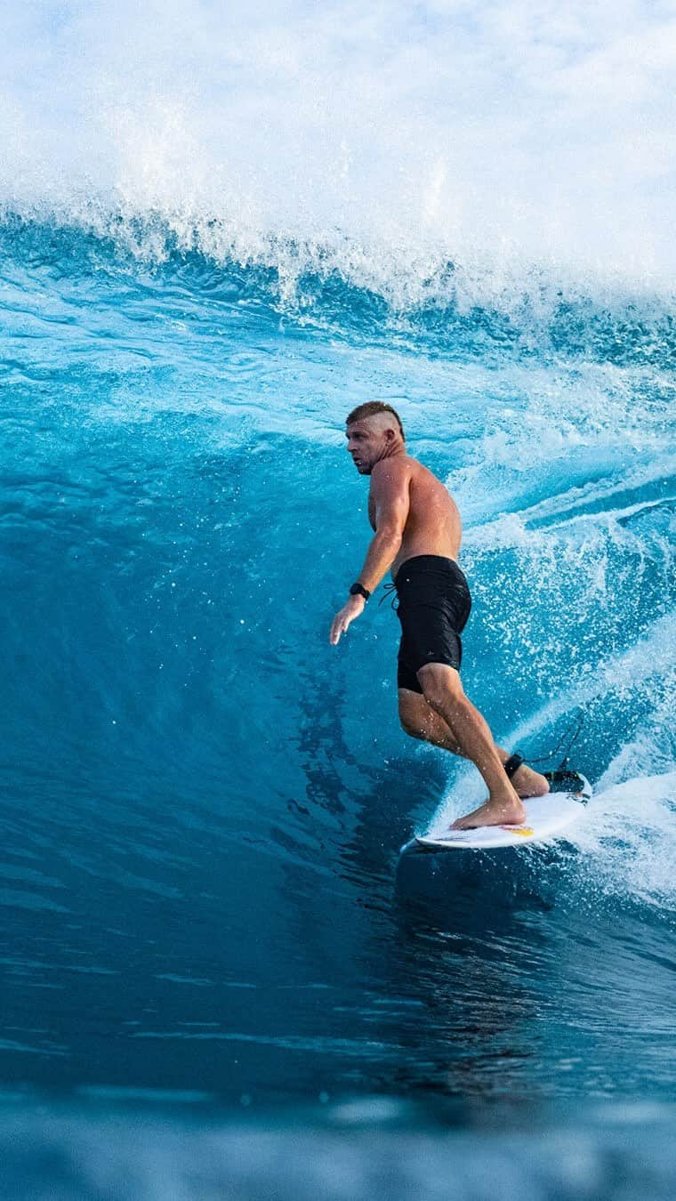 リップカールのインスタグラム：「Boat trips have never felt better. Just ask @mfanno... ⁠ ⁠ Wearing the Mirage Activate Compression Liner Boardshort. Developed by Mick and Chiropractic Sports Medicine Specialist @tbsportscare to help you surf stronger for longer.⁠ ⁠ The compression fit decreases lactic acid build up, reducing fatigue and aiding in faster recovery, so you can surf the Ments all day long.⁠ ⁠ Find out more -> link in bio. ⁠ ⁠ #RipCurl #MirageActivate #MickFanning #DrTimBrown #Boardshorts #Mirage #Surfing」