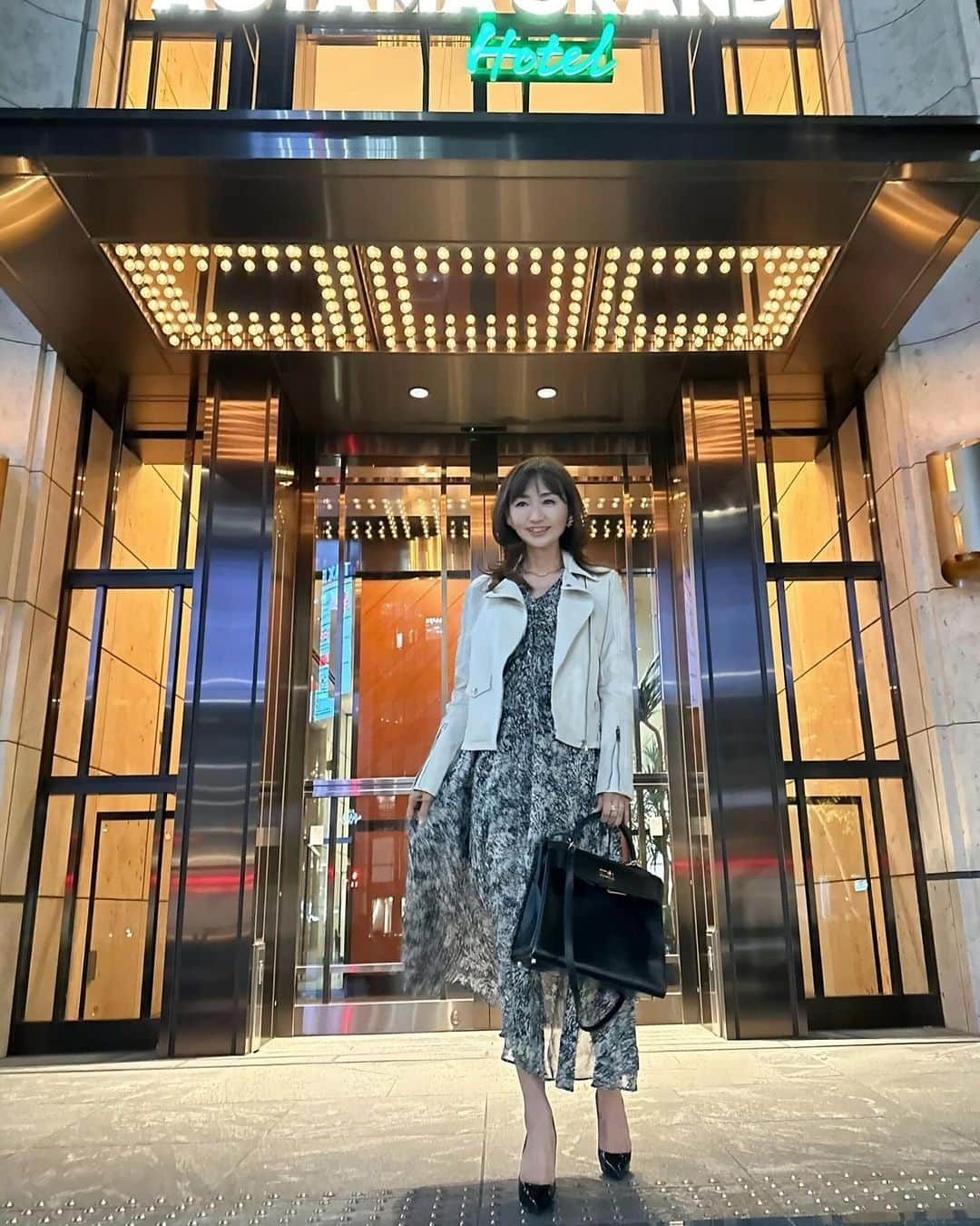 長谷川夕希子さんのインスタグラム写真 - (長谷川夕希子Instagram)「昨夜は、 Z世代女子と大人Dinnerの後　　 カラオケへ🎤♪😙  久々に『恋心』歌ってみたら、 メロディや歌詞がとても響いたみたいで「なんて曲⁉️」とめっちゃ聞かれたー💞 私も好きな曲だからなんか嬉しい🥰♪  映えスポット✨、ファッション🕶️、 グルメ、最新美容情報などほぼ毎日投稿してるアカウント⇨ @yukikogabby   いつも良いね👍&フォローありがとうございます🥹💗  #threads も見てね❣️ そちらもフォローしてくれると 嬉しいです😊  #青山グランドホテル  #外苑前  #ディナーデート の後は #aoyama  #aoyamagrandhotel  #大人ファッション  #アラフォーコーデ  #アラフォーファッション  #アラフィフコーデ #アラフィフファッション  #美魔女 #大人女子コーデ  #大人女子ファッション  #レザージャケット  #ワンピ 合わせるの好きすぎる #ワンピースコーデ」11月29日 7時43分 - yukikogabby