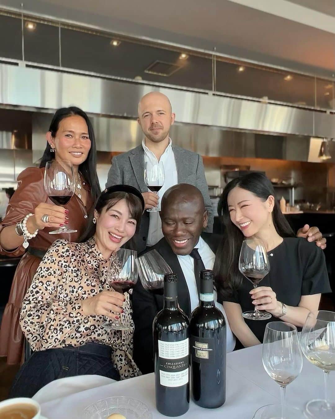 國分晴奈さんのインスタグラム写真 - (國分晴奈Instagram)「❤︎ TWO ROOMS表参道 @tworoomsgrillbar で  サンマルツァーノワイン @sanmarzanowines  テイスティングランチ会🍾✨  私顔赤い😂  とっても楽しいメンバーで 美味しいお料理とワイン、  特にミディアムレアに焼いて頂いた あっさりとしたお肉と 赤のセッサンタアンニの組み合わせが 最高でした✨✨  大人気のお店TWO ROOMS。 東京ではかなり有名ですよね！  お洒落なロケーション、美味しいお料理、 美味しいお酒、ホスピタリティあふれる スタッフの方々。  長年愛されてる理由は沢山あるけど、  私は個人的にTWO ROOMSに行くと 気さくなスタッフの方々との コミュニケーションで 外国に来たかのような雰囲気を 体験出来るのが好き♡  いつも伺うたびに楽しい気分に させて頂いてます😊  昨日は一緒に食事をしたメンバーも 楽しくて、最高のランチでした！  TWOROOMSオーナーのエディ、 @momchichina  @alek.su8  @eri_t28   楽しい時間をありがとうございました♡  【TWO ROOMS GRIL・BAR】  東京都港区北青山３-11-7 AOビル5F  #tworooms#tworoomsgrillbar #トゥールームスグリルバー #sanmarzanowines #サンマルツァーノワイン #表参道グルメ #表参道ランチ #表参道ディナー #ワイン会」11月29日 7時43分 - haruna.kokubun