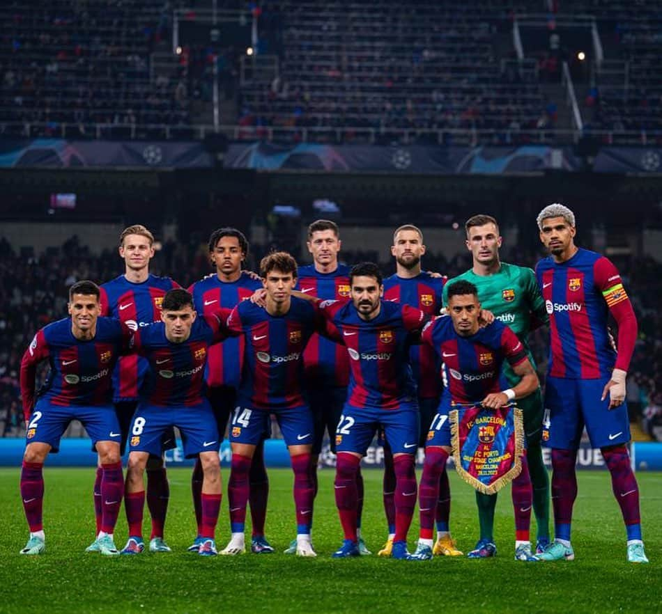 ロベルト・レヴァンドフスキのインスタグラム：「Round of 16 #UCL ✅  @fcbarcelona」