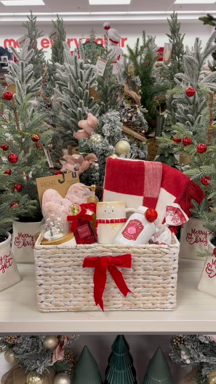 T.J.マックスのインスタグラム：「and all for under $40? ‘Tis the gifting season♥️ #jinglebasket」