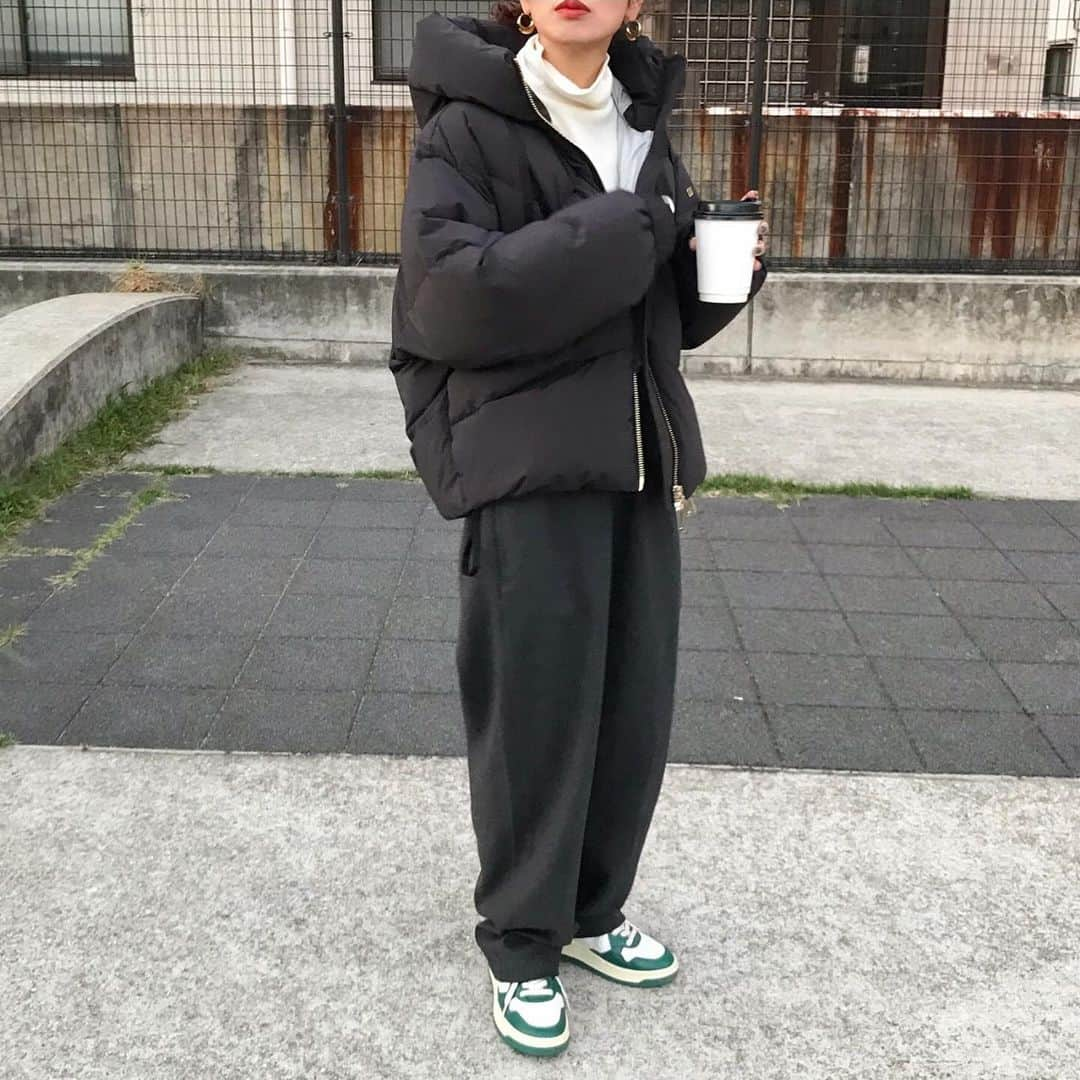 kumikaのインスタグラム：「@dunojapan ダウンジャケットと、uniqlouグレーのブラッシュドジャージーパンツ💕  スニーカーは、　AUTRYのgreen👟🌿  このダウン、シルエット綺麗で軽くてめちゃくちゃ暖かい😍❤️  @duno__official  イタリアのアウターブランド🇮🇹 熟練のテイラリング技術によってつくられるダウンは、軽量で暖かく、小顔効果のある首周りのボリュームも魅力💕 機能性も兼ね備えた大人のためのダウンが揃っているブランドです✨✨  DUNO popupshopが、東京と大阪で開催されているのでお近くのshopへ是非🥰 ↓  12/13〜12/19  日本橋高島屋S.C 本館1階　イベント正面スペース 12/20〜1/2  あべのハルカス近鉄本店　タワー館2階　イベントスペース 12/20〜1/16  阪急うめだ本館 4階　イットコンテンポラリー 12/27〜1/9  伊勢丹新宿店　本館2階 ザ.ステージ＃2 . . . . outer#duno #dunojapan  tops#shinzone  pants#uniqlou#ブラッシュドジャージーパンツ  shoes#autry  . . . . #冬コーデ#ダウンコーデ#ダウンジャケット#pr#グレーコーデ#ジャージーパンツ #シンゾーン#uniqlo#ユニクロ#ユニクロコーデ#オートリー#スニーカー女子#casual #今日の服#ootd#instafashion#outfit#ママコーデ」