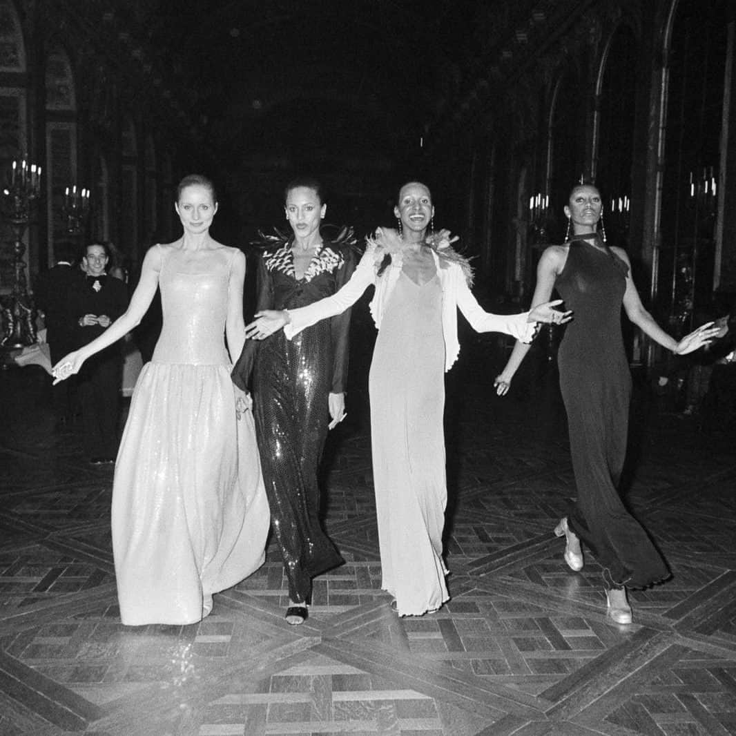 Vogue Runwayさんのインスタグラム写真 - (Vogue RunwayInstagram)「November 28 marks the 50th anniversary of the Battle of Versailles, an event that marked a shift in the fashion industry in terms of American influence and diversity. Held in 1973, the Grand Divertissement à Versailles—as it was officially designated—was a tony charity event designed to raise money for the restoration of the historic palace. The main “amusement” of the evening was a display of fashion by five French couturiers (Marc Bohan for Christian Dior, Pierre Cardin, Hubert de Givenchy, Yves Saint Laurent, and Emanuel Ungaro), and their invited guests, the five American designers Bill Blass, Stephen Burrows, Oscar de la Renta, Halston, and Anne Klein. Tap the link in bio as we trace the history of the event as reported in newspapers and periodicals at the time.  Image 1 photographed by Helmut Newton, Vogue, December 1973」11月29日 7時49分 - voguerunway
