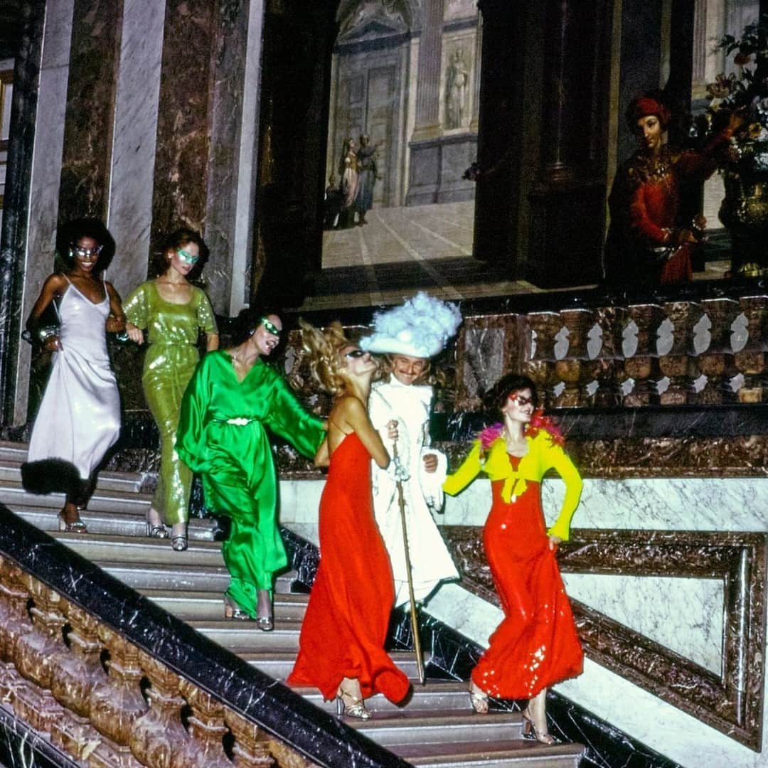 Vogue Runwayのインスタグラム：「November 28 marks the 50th anniversary of the Battle of Versailles, an event that marked a shift in the fashion industry in terms of American influence and diversity. Held in 1973, the Grand Divertissement à Versailles—as it was officially designated—was a tony charity event designed to raise money for the restoration of the historic palace. The main “amusement” of the evening was a display of fashion by five French couturiers (Marc Bohan for Christian Dior, Pierre Cardin, Hubert de Givenchy, Yves Saint Laurent, and Emanuel Ungaro), and their invited guests, the five American designers Bill Blass, Stephen Burrows, Oscar de la Renta, Halston, and Anne Klein. Tap the link in bio as we trace the history of the event as reported in newspapers and periodicals at the time.  Image 1 photographed by Helmut Newton, Vogue, December 1973」