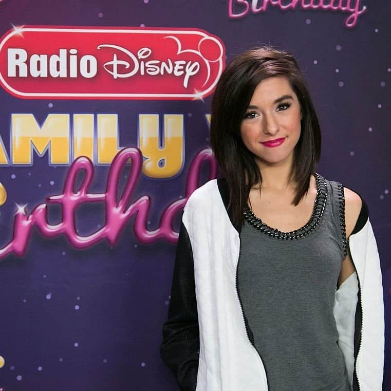 クリスティーナ・グリミーのインスタグラム：「Today we’re remembering when Christina hung out with Radio Disney at their 2014 Family Birthday Party! 💚  📸: Vincent Sandoval」