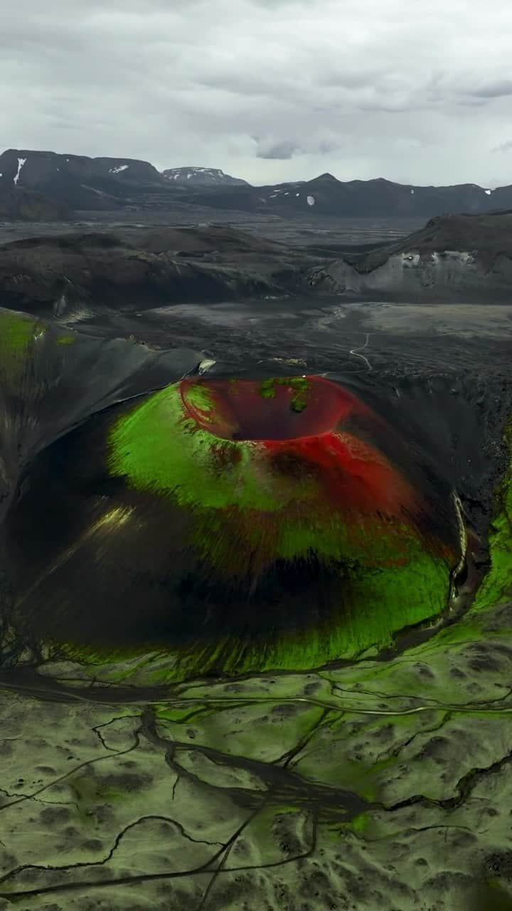 BEAUTIFUL DESTINATIONSのインスタグラム：「Discover the allure of Rauðaskál, Iceland’s Apple Crater near Hekla Volcano, in this captivating shot by @matt.lambley. 🇮🇸 The hour-long hike unfolds a spectrum of colors, revealing geological wonders that define this unique destination. 🌋 Named for its vibrant hues, this geological marvel resembles a giant apple, adding a touch of charm to its natural beauty. 🍏  Have you explored a place with an intriguing name? Share your stories below!  📽 @matt.lambley 📍 Apple Crater, Iceland」