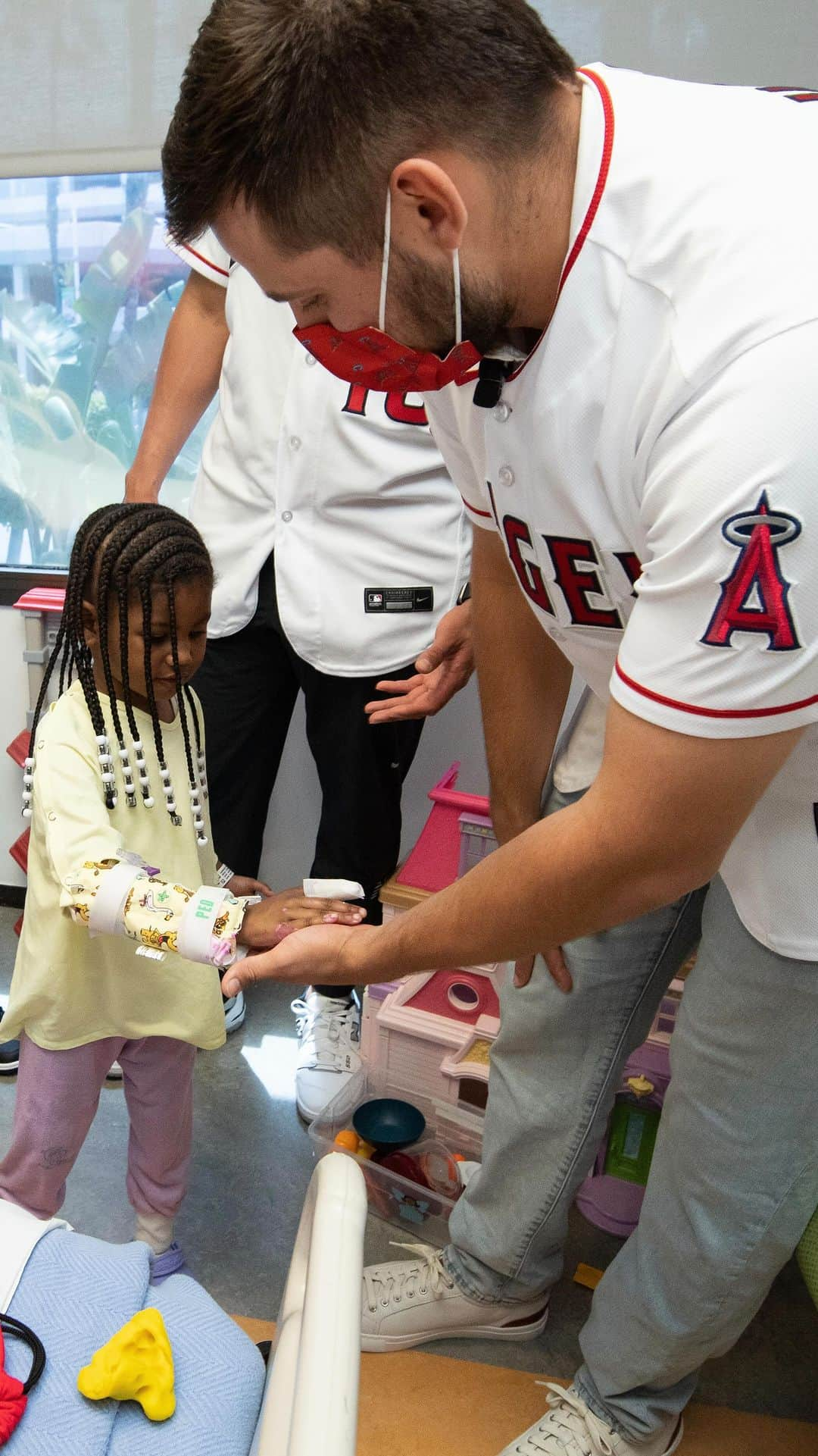 ロサンゼルス・エンゼルス・オブ・アナハイムのインスタグラム：「the 2024 Angels Care Kits program is live! ❤️  During our visits to local children’s hospitals, players and staff deliver the Care Kits, containing Angels gear and activities, to patients. Visit the link in our stories for more info.」