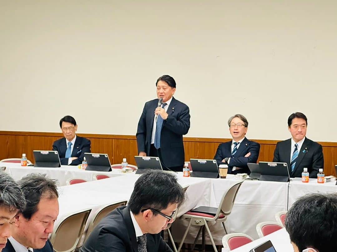 平井卓也のインスタグラム：「デジ​タル本部AIPT。今朝は、顧客企業向け各種AI サービス「アインシュタイン」の取り組みについて、セールスフォース米国本社政策渉外部責任者 Eric Loebさんからヒアリングを実施しました。 #平井卓也 #AI」