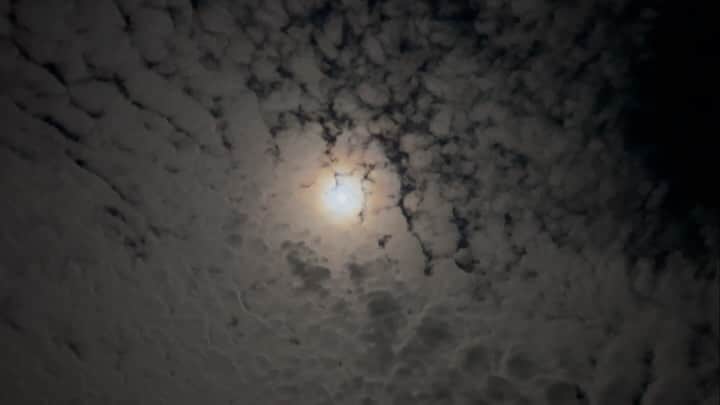 ジョシュ・ブローリンのインスタグラム：「I went there last night, turned off the lights, and stared at the moon for much longer than I thought I would have. My feet are cold and my face is numb. A ring around the moon reminds me of years ago when I'd stare at it as a child in awe. How does that ring form? Then I think of my children, all four of them, and each moment so far with their laughter and their tears and their song and their dance. Why do get to be here, while others don't? I feel like a window that separates like from like. I feel like a tree shedding what is no longer needs, a reset. I feel under this sky with this moon like a visitor who suddenly knows that it ain't forever, for forever.」