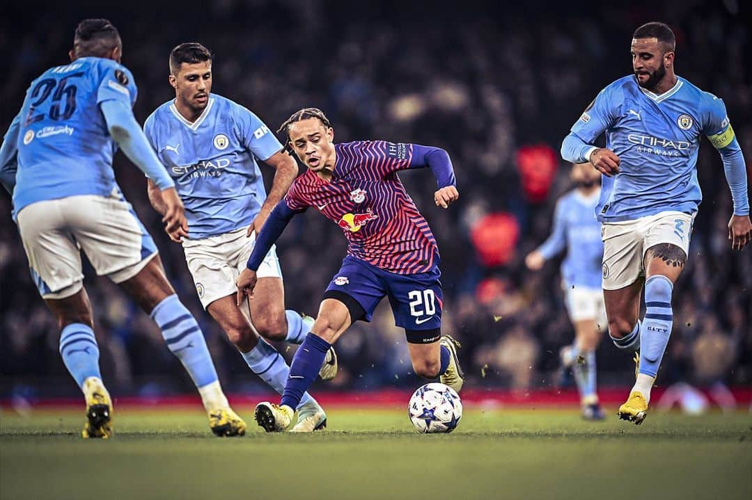 シャビ・シモンズのインスタグラム：「A great effort from all the team. We will learn from this ❤️🤍🅰️」