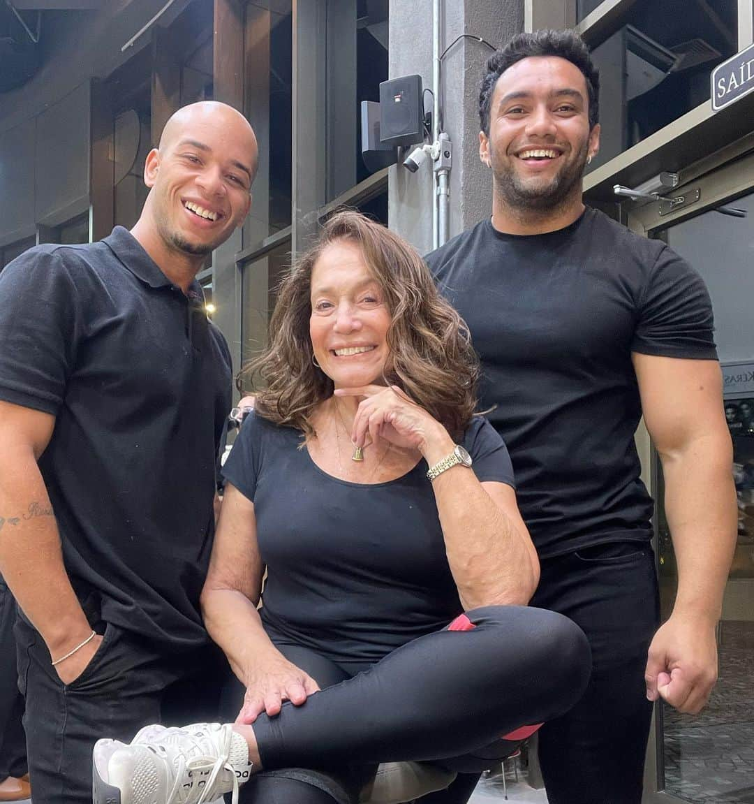 Susana Vieiraのインスタグラム：「Terça-feira ,academia,salão de beleza minha terapia… 💆‍♀️💪🏽 Meus meninos que amo @henriqueprata_hair  @viliamgomes @espacovshairco」