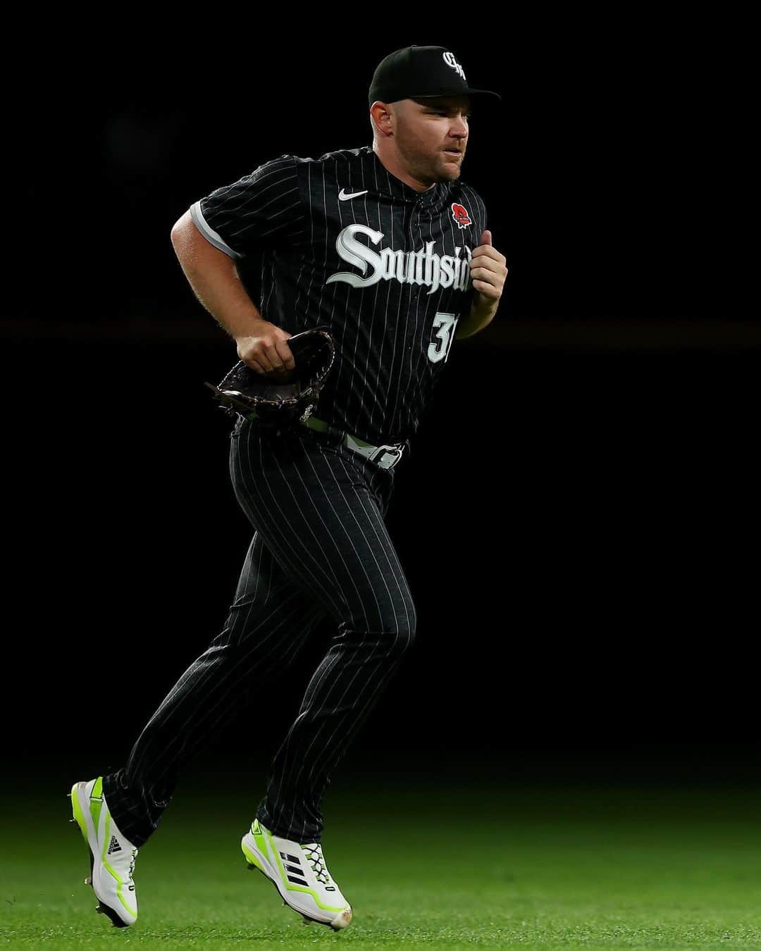 MLBのインスタグラム：「AL Comeback Player of the Year Liam Hendriks returning to the mound as a cancer survivor continues to inspire us. 💚」