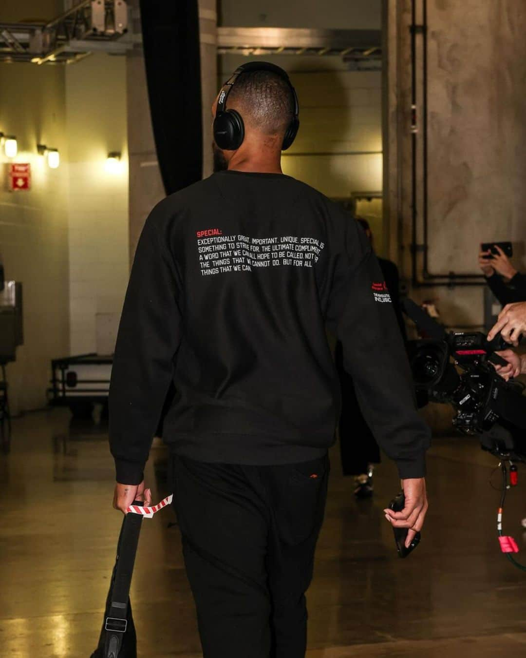 デイミアン・リラードさんのインスタグラム写真 - (デイミアン・リラードInstagram)「🏀 @nba All-Star and Special Olympics Global Ambassador @damianlillard rocking the new Yeah I Am Special sweatshirt into tonight's @bucks game. Get your special edition swag today! #YeahIAmSpecial #nbacares」11月29日 8時27分 - damianlillard