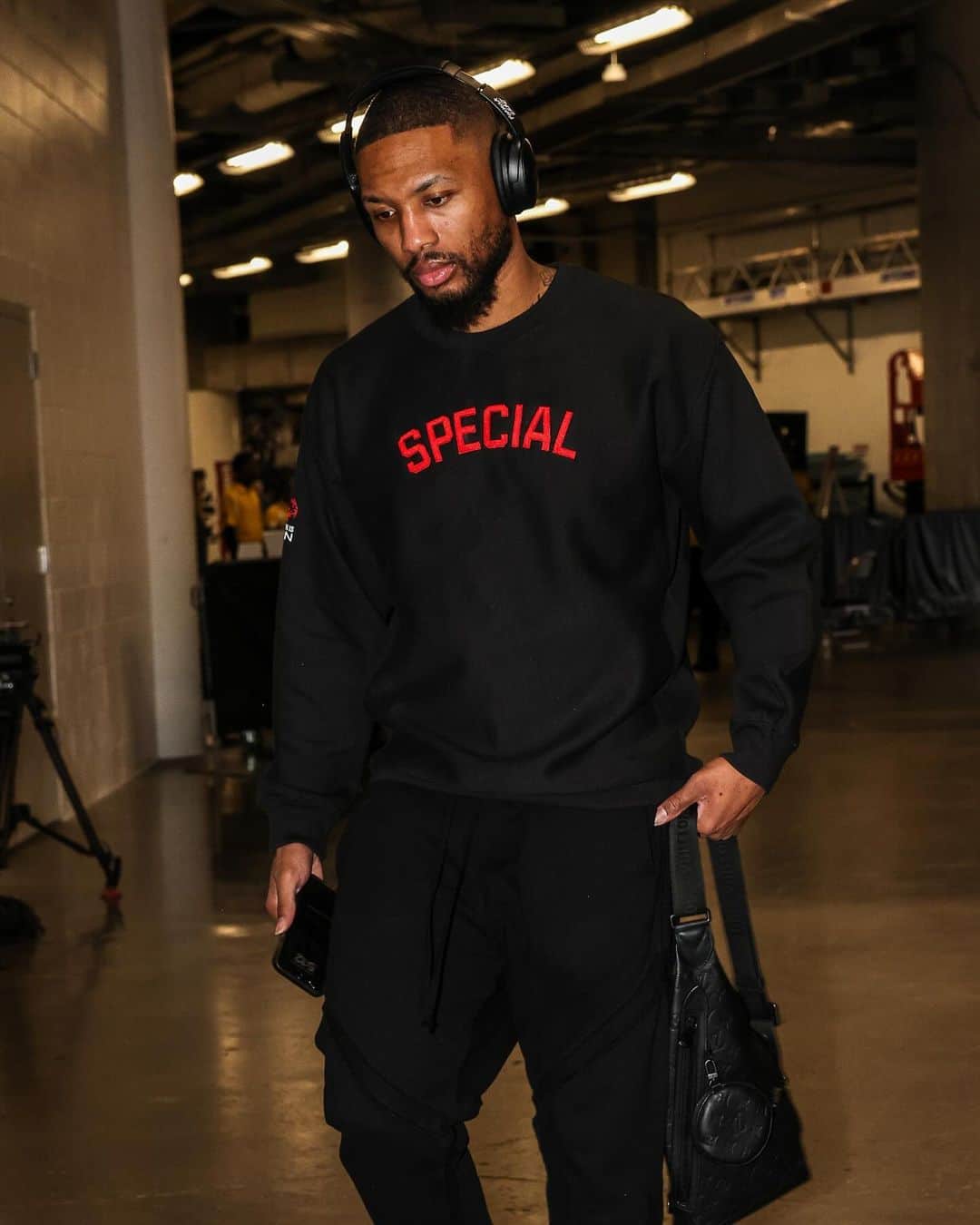 デイミアン・リラードのインスタグラム：「🏀 @nba All-Star and Special Olympics Global Ambassador @damianlillard rocking the new Yeah I Am Special sweatshirt into tonight's @bucks game. Get your special edition swag today! #YeahIAmSpecial #nbacares」