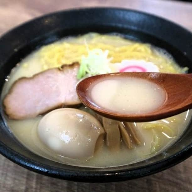 散歩の達人のインスタグラム：「豚と鶏の旨味が詰まった秘伝の白湯スープ。  記事「ラーメン×日本酒の共存がコンセプトの立川『麺や★Fuji』。看板メニューの白湯ラーメンは、深いコクと後味あっさりも見事に共存！」より。  #さんたつ #散歩の達人 #ラーメン #立川 #グルメ #ランチ #日本酒」