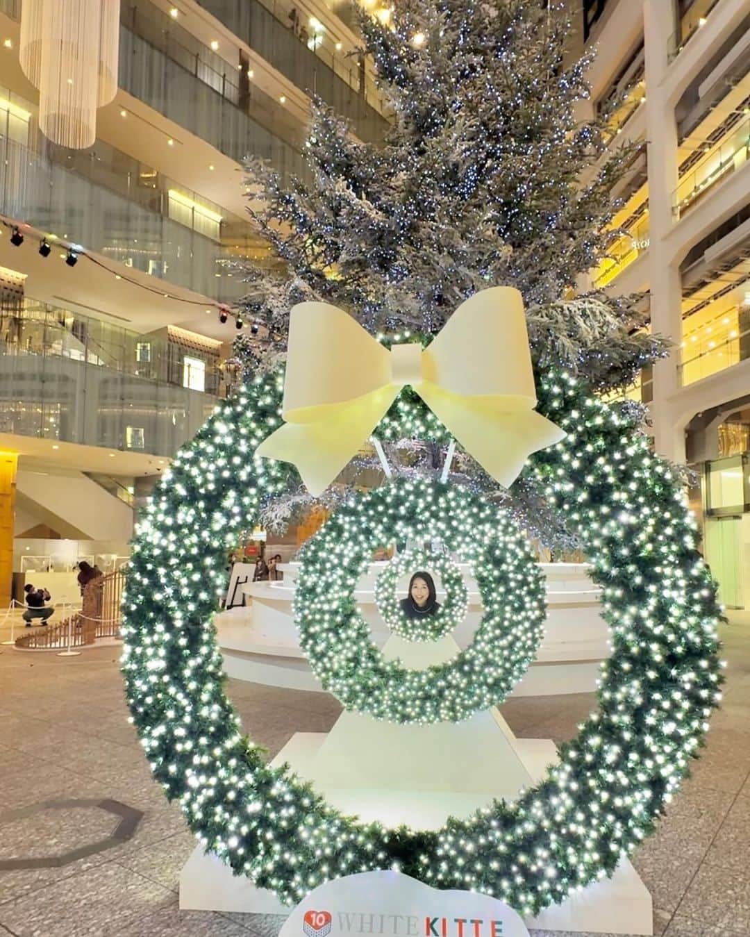 宮田綾子さんのインスタグラム写真 - (宮田綾子Instagram)「丸の内 東京駅イルミネーション✨3枚目の顔出しなんか😹仲通りもKITTEもクリスマスムード満載でした🎄 先日ストーリーズでアンケートしたら 「クリスマスの予定は？」 『あるよ』より『ねぇよ』が断トツ多かったので皆さん安心してください、笑🎅  この動画の質問で多かったのがパールの付いたセーターで、ZARAのSサイズを着ています🩶めちゃくちゃ暖かい  セーター ZARA スカート ELENORE バッグ POLENE ブーツ VIVAIA  ストーリーズには美容のお得情報載せてます🉐 今は豪華セットがもらえるキャンペーンがありますのでチェックしてみてね🎁 ❤️ @ayako__miyata ←23.3万フォロワーありがとう❤️  #丸の内イルミネーション #東京駅 #クリスマスイルミネーション #東京イルミネーション #仲通り #クリスマスツリー #イルミネーション」11月29日 8時43分 - ayako__miyata