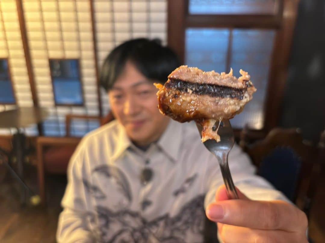 依田司さんのインスタグラム写真 - (依田司Instagram)「11月29日(水) きょうは語呂合わせで「いい肉の日」。 そこで、茨城県古河市にある「レストランSUNROSE」にお邪魔しました。 ここは、昭和8年に下駄問屋として建築された建物をリノベーションし、洋風のテイストを取り入れた和洋折衷の風情あるお洒落な洋食レストランです。 一番人気の、グリルで焼きじっくりオーブン焼いて仕上げる「目玉焼きハンバーグ」に、茨城県銘柄牛「常陸牛」のステーキや、茨城県銘柄豚肉「常陸の輝き」を使った「ポークカツレツ」などのお肉料理が楽しめます。こじんまりとしたお庭には樹齢200年のシイの木や色付いたモミジも。特別な時間を堪能できますよ。  #レストランSUNROSE #いい肉の日 #goslowcaravan #ゴースローキャラバン #依田さん #依田司 #お天気検定 #テレビ朝日 #グッドモーニング #気象予報士 #お天気キャスター #japan #japantrip #japantravel #unknownjapan #japanAdventure #japanlife #lifeinjapan #instagramjapan #instajapan #療癒 #ilovejapan #weather #weathercaster #weatherforecast」11月29日 8時44分 - tsukasa_yoda