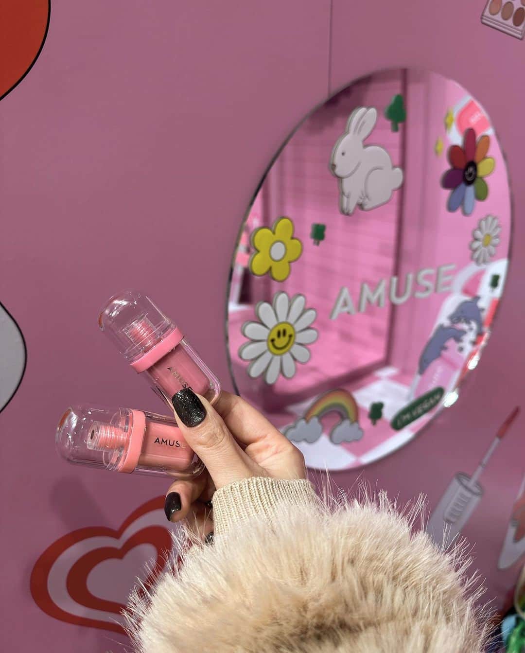 shizuka.watanabeのインスタグラム：「@amuse.jp   今、渋谷のHz-shibuya（https://hz-shibuya.com/）でAMUSEのローンチイベントをやってるよ🫶  会場はフォトブースや商品を試せるブースもあってAMUSEの世界観が可愛かった♪  日本限定色「SAKURA JELLY」と「Seoul girl」を子供たちのお土産に♡♡♡  まだ日本未発売だけど... 韓国ではリップケースが流行ってるそうで娘たちにも早く買ってあげたい〜♡♡♡  #AMUSE #アミューズ #ビーガンメイク  #ジェルフィットティント #PR #韓国コスメ　#🇰🇷 #韓国メイク」