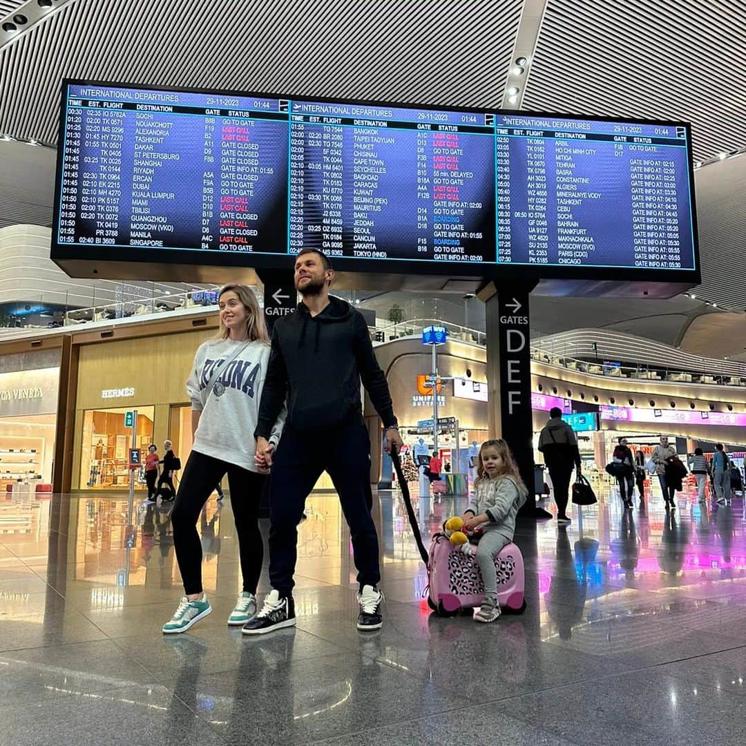 ラドゥ・アルボットのインスタグラム：「Explore 😍🌎✈️」