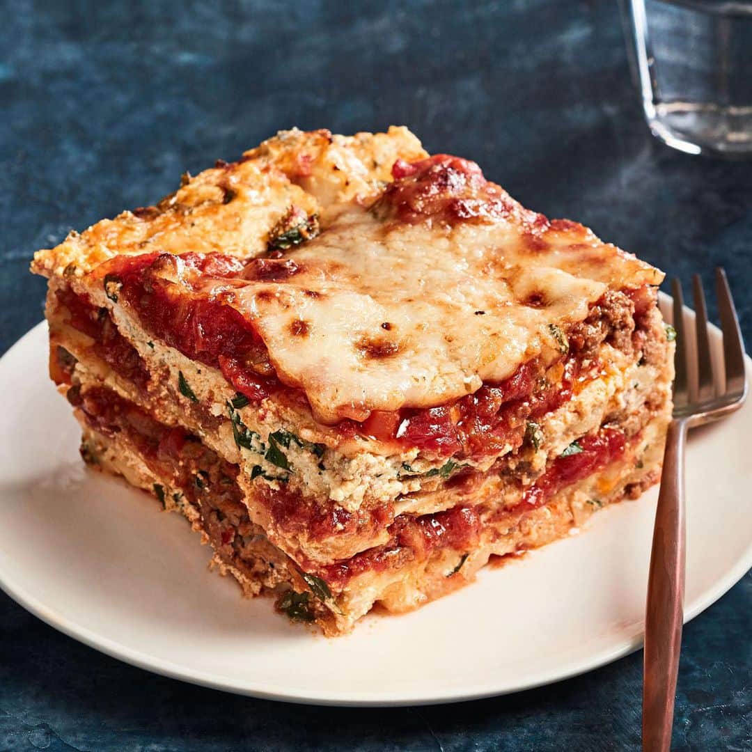 マーサ・スチュワートのインスタグラム：「Need a break from Thanksgiving leftovers? Our favorite lasagna is not only a guaranteed crowd-pleaser, but you can make it ahead so all you have to do is pop it in the oven and serve. With layers of two different meats, three cheeses, and the easiest no-boil noodles, each square is a slice of heaven. Get the recipe at the link in our bio. 📷: @behindthedawn」