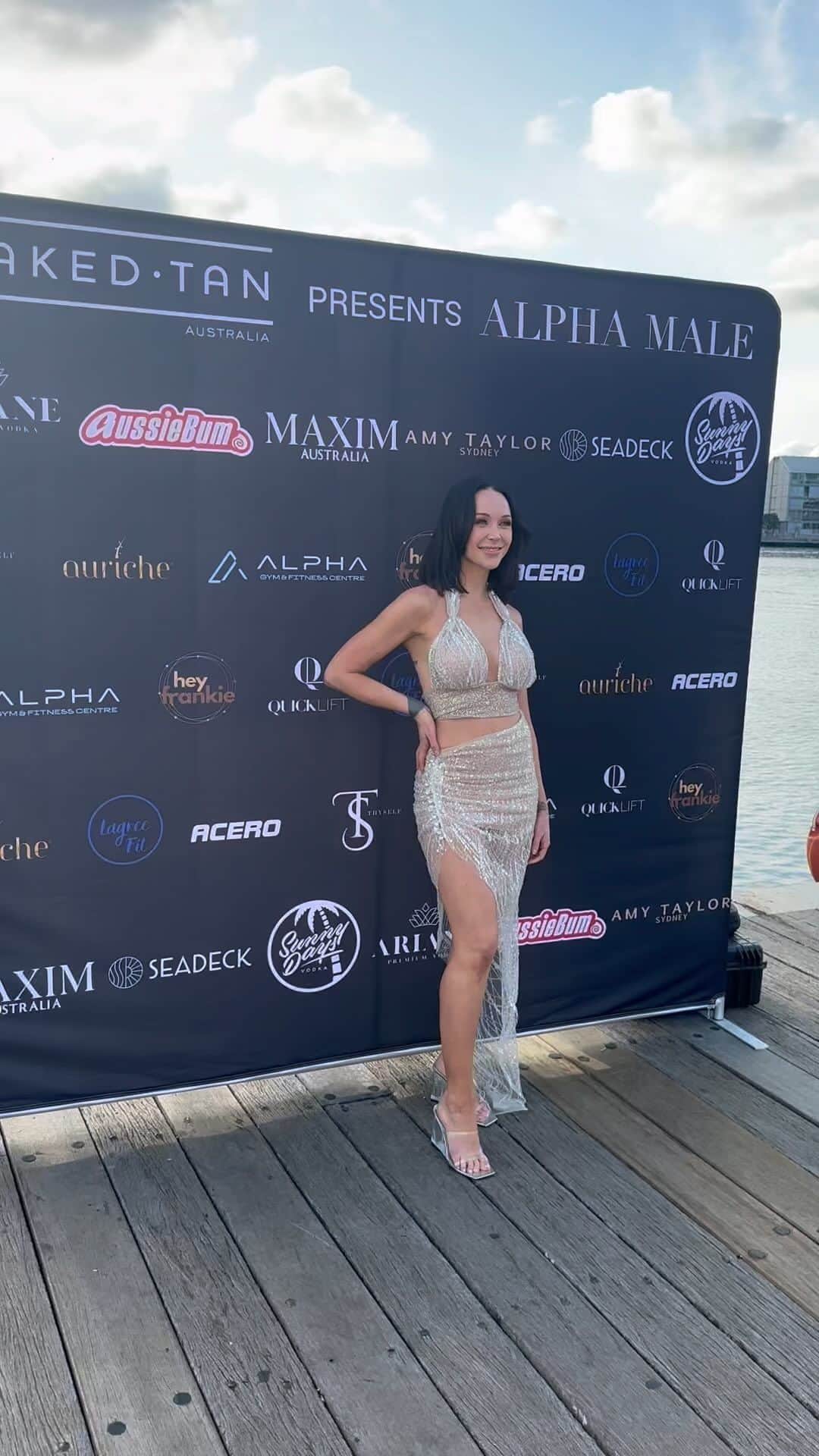 エミリー・スコットのインスタグラム：「Magical evening with the @nakedtan friends and fam launching their new tan Alpha Male on the gorgeous @seadeck 🛥️」