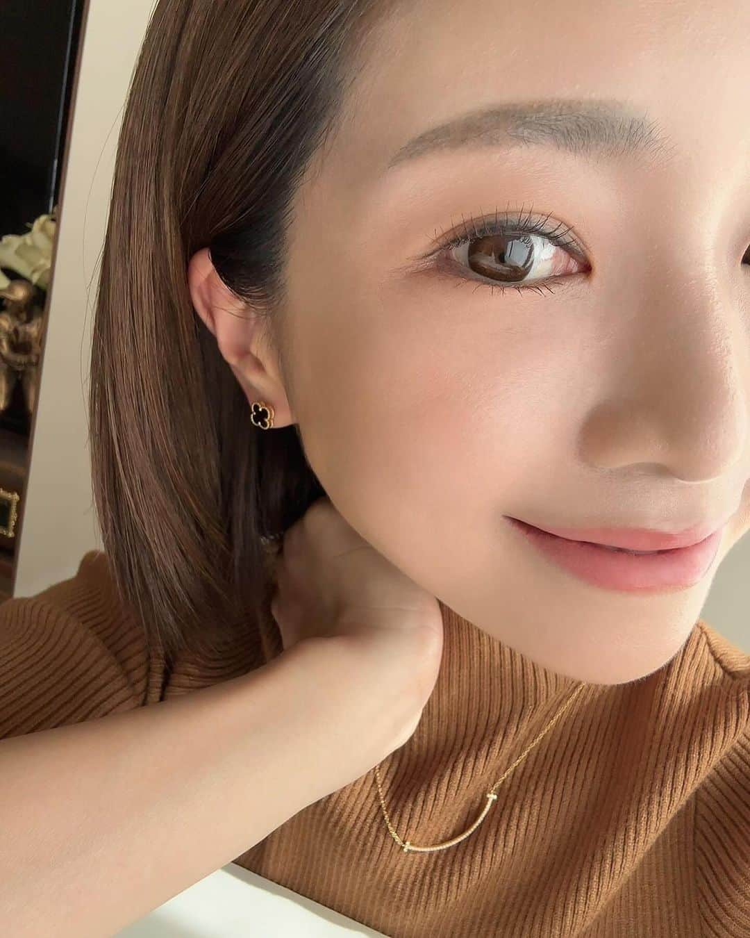 喜田彩子のインスタグラム：「⁡ ⁡ 年々気になる目もとの たるみ・むくみ・くま・くすみ...👀👻 ⁡ あげ出したらキリがないのですが 年齢を感じてしまう部分の一つですよね👉🏻👈🏻 ⁡ ⁡ @brightage_japan さんから 今年新しく発売された アイゾーン ダブルリバイタライザー！ ⁡ トータルで目もと印象をケアしていくために 第一三共ヘルスケアが7年をかけて開発したそうで “日本初”* のダブルエンド形状で セラムとバームが一つになった2in1仕様のスティック🤝🏻💞 ⁡ 重ねづけすることで 動画でも伝わる塗布後のツヤハリ✨ ⁡ 気になるスポットだけじゃなくて 目元全体=“ゴーグルゾーン”全体をケアするといいんだなと感じました！ ⁡ ⁡ 手も汚れないし、サッと使えてとても便利！！ ロールオンは塗り心地が気持ち良いし セラムの肌なじみもとても良かったです♡♡ ⁡ 朝のメイクのときにもファンデもうまくのり 私は気にならないので朝も使っています💓 目もとがしっとりして 乾燥の季節にも引き続き大活躍しそうなアイテム！ ⁡ *スティックタイプの目もとケア化粧品において、容器がロールオンとスティックバームの組み合わせでの2in1タイプが日本初、日本で唯一。 (TPCマーケティングリサーチ(株)調べ：2023年6月時点) ⁡ @brightage_japan #PR #プライトエイジ #ゴーグルゾーンケア #目元ケア #アイゾーンダブルリバイタライザー」