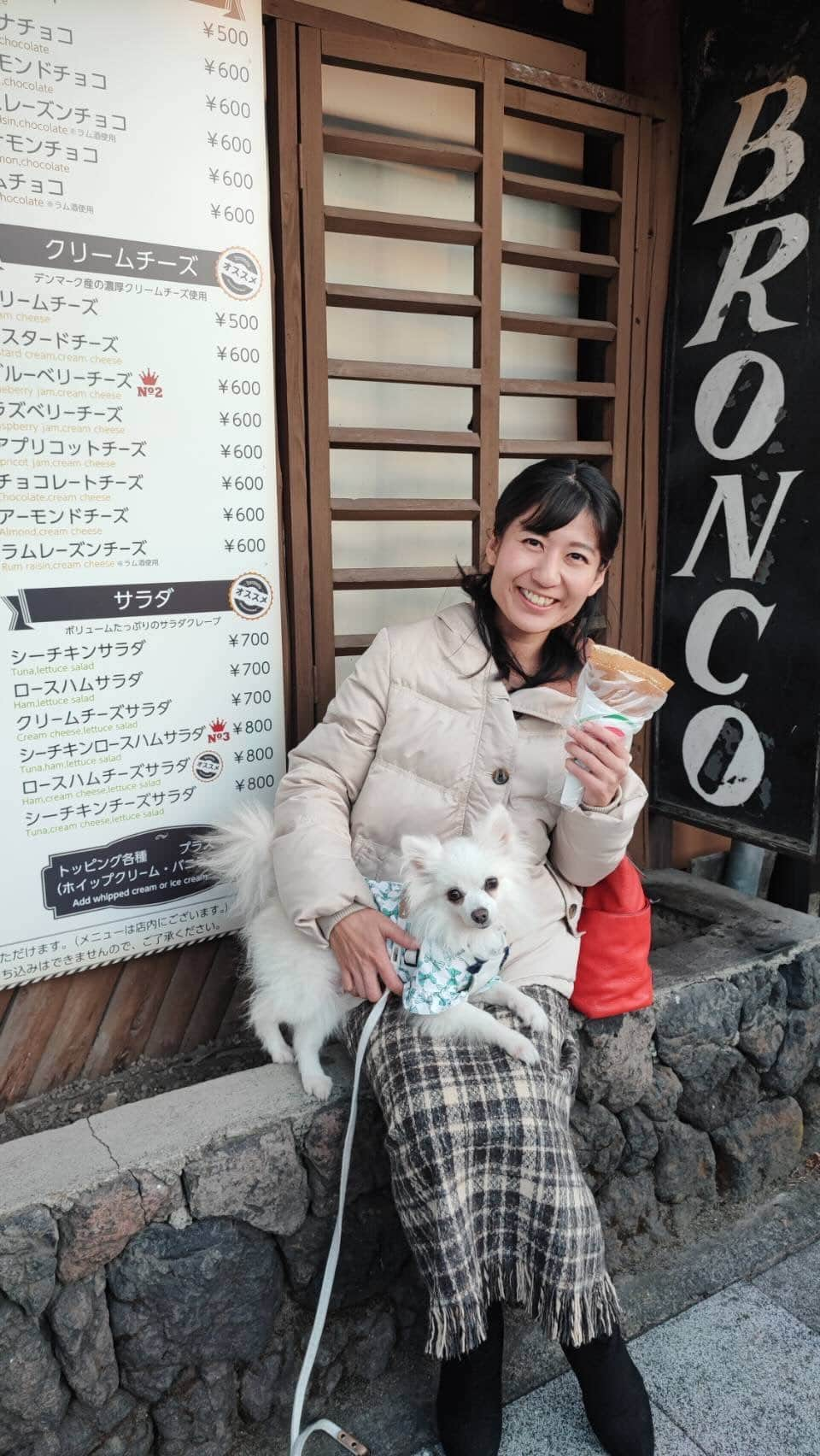 北口麻奈のインスタグラム：「軽井沢を散策♪ クレープ食べたり、 チョコレートドリンク飲んだり まったり観光しました🐕 軽井沢も紅葉がギリギリ残っていたので綺麗でした🍁 #犬のいる暮らし #犬とお出かけ関西 #軽井沢 #旧軽 #ぽめちわ #ポメチワ」