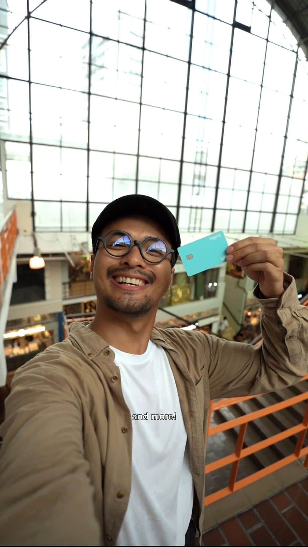 エアアジアのインスタグラム：「Link🔗 Travel✈️ Save💰 !   Enhance your journey by linking your BigPay account to the airasia Superapp. Experience faster, cardless checkouts and snag exclusive deals! ❤️🩵  #BigPay #BigPayMY #AirAsia #airasiaSuperapp #Travel *T&CsApply」